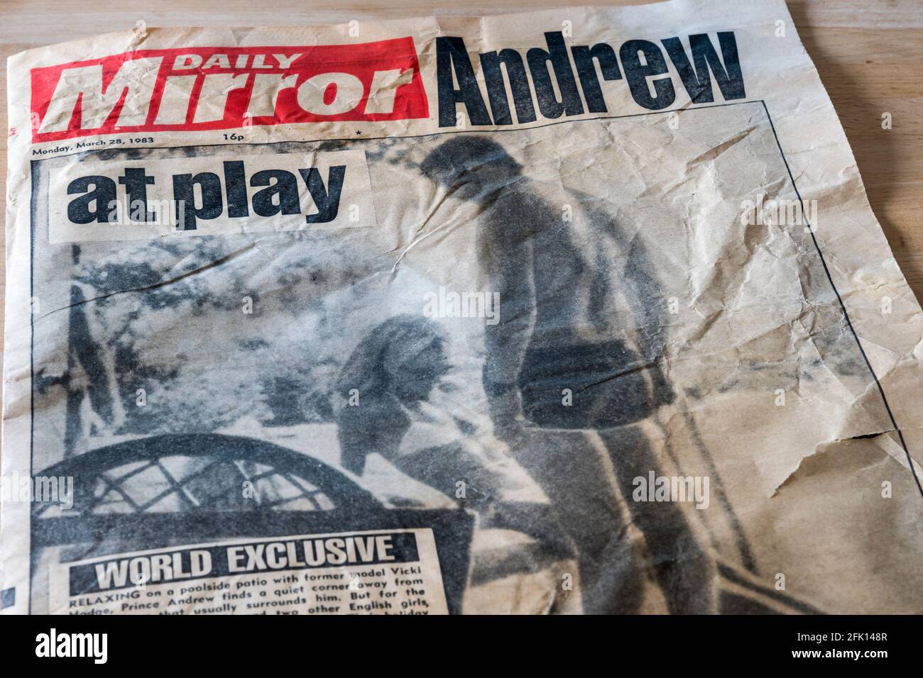 Eine alte zerknitterte Kopie des Daily Mirror vom März 1983 mit der Schlagzeile Andrew im Spiel. Stockfoto Eine alte zerknitterte Kopie des Daily Mirror vom März 1983 mit der Schlagzeile Andrew im Spiel. Stockfoto