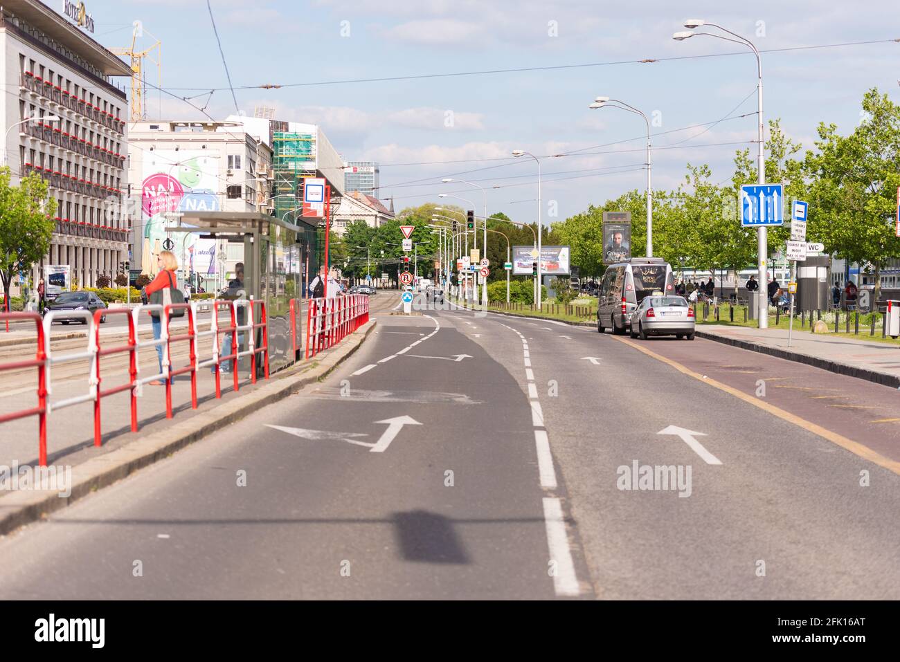 Bratislava. Slowakei. Frühjahr 2019. Straßenbahnschienen und Bushaltestelle in Bratislava. Öffentliche Verkehrsmittel in der Slowakei. Straße in der Stadt Stockfoto