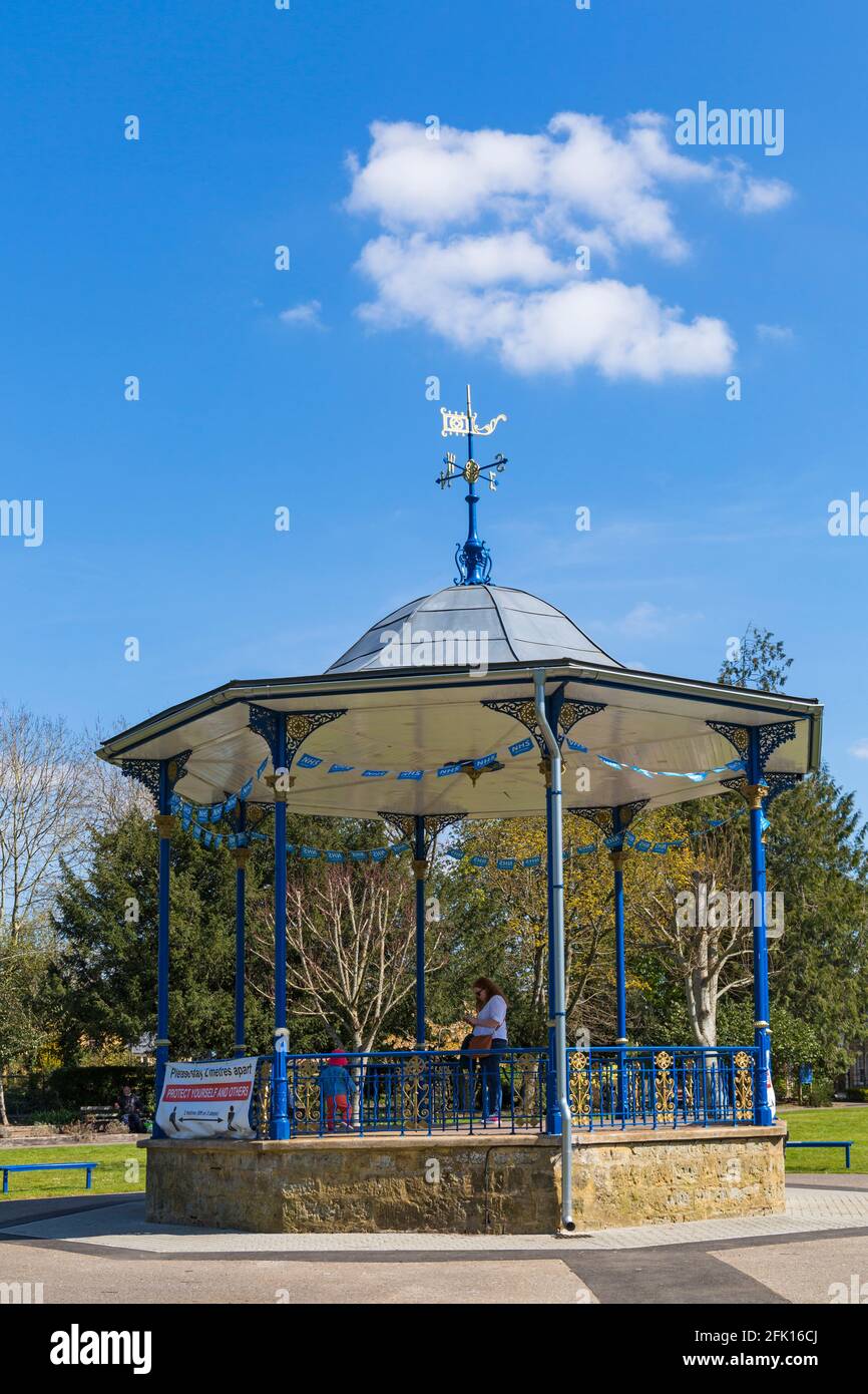 Pageant Gardens, Sherborne, Dorset UK an einem warmen sonnigen Tag im April - Bandstand mit Covid 19 Erinnerungen und NHS wir danken Ihnen, dass Sie während Coronavirus Stockfoto