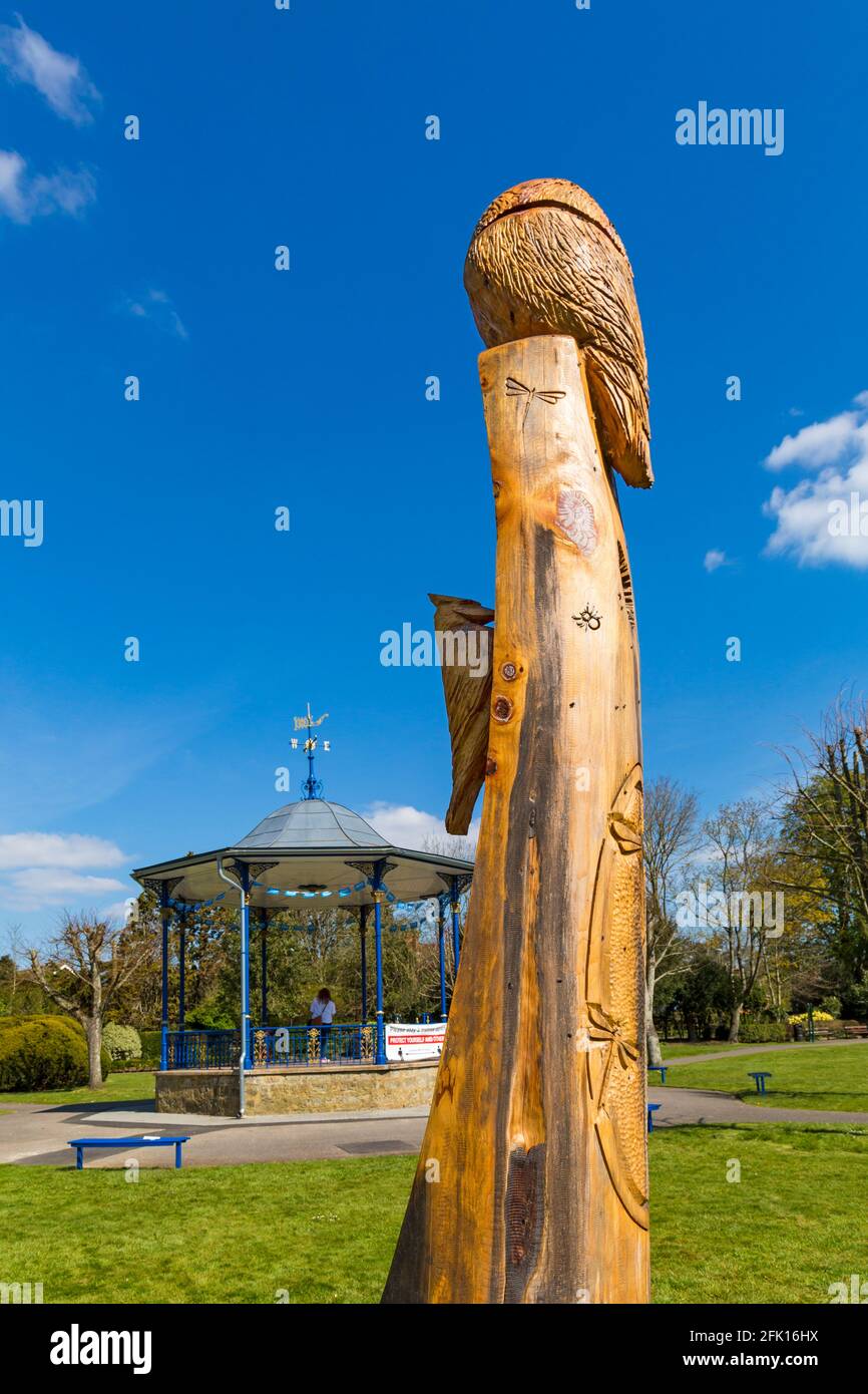 Pageant Gardens, Sherborne, Dorset UK an einem warmen sonnigen Tag im April - Holzschnitzereien und Bandstand mit Covid-Erinnerungen Stockfoto