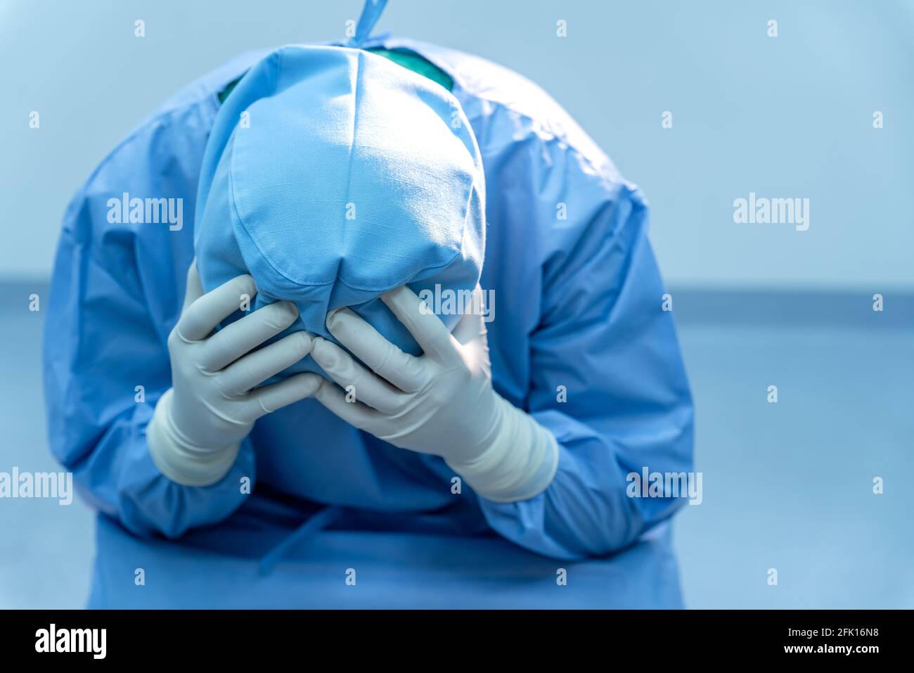 Mitarbeiter im Gesundheitswesen sind verzweifelt über den dringenden Bedarf an PSA und Not. Weinender Arzt während des COVID-19, der im Krankenhaus Hilfe brauchte. Coronavirus-Krise Deat Stockfoto