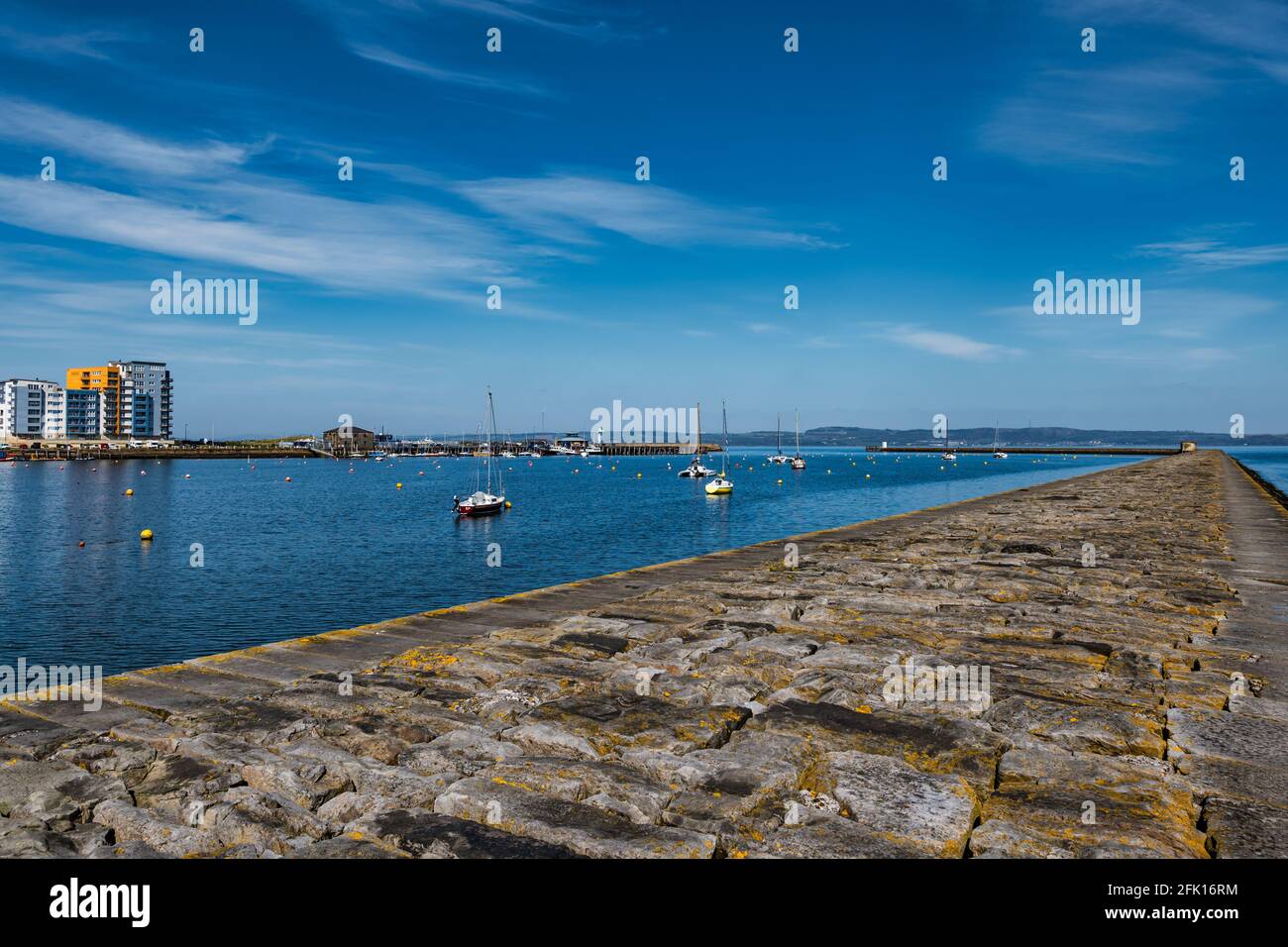 Segelboote vertäuten an sonnigen Tagen im Hafen von Granton, Firth of Forth, Edinburgh, Schottland, Großbritannien Stockfoto