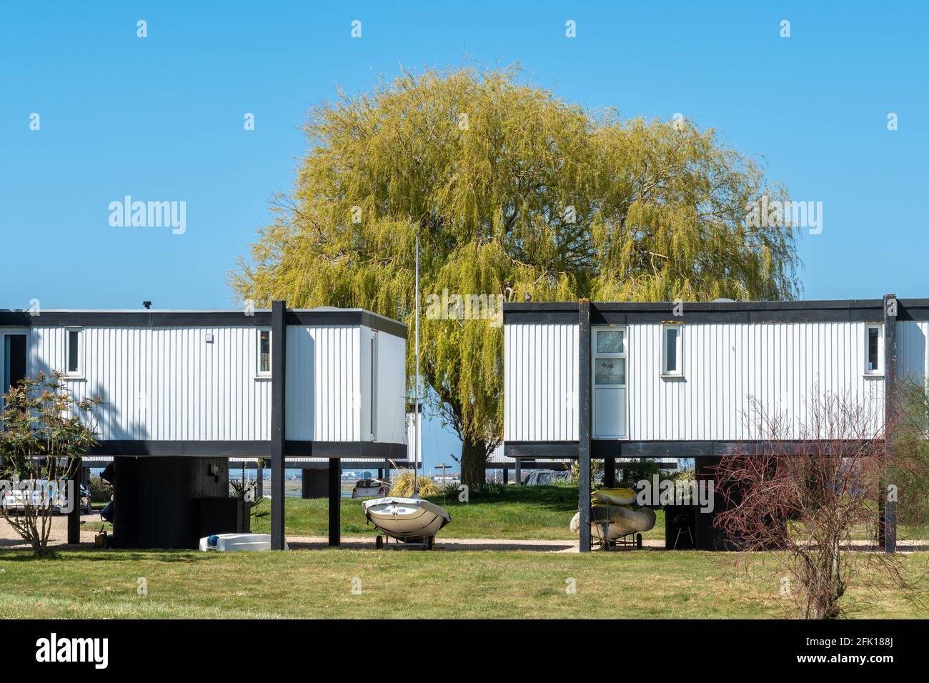 Emsworth Deckhouses, würfelförmige Wohnblöcke, die in den 1960er Jahren für Segler erbaut wurden, Hampshire, Großbritannien Stockfoto