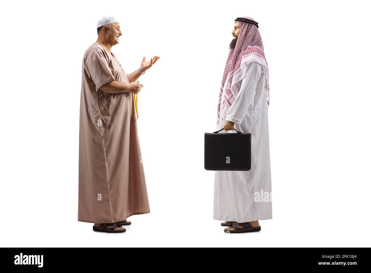 Ganzkörperaufnahme eines Mullahs, der mit einem spricht saudi-arabischer Geschäftsmann isoliert auf weißem Hintergrund Stockfoto