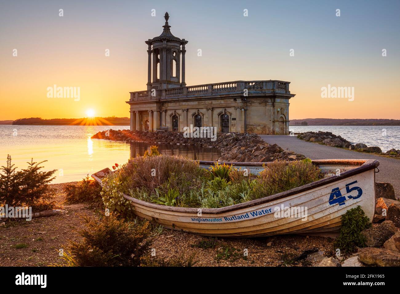 Rutland Water Church mit kleinem Boot bei Sonnenuntergang, Normanton Church Sunset at Rutland Water, Rutland, East Midlands, England, GB, Großbritannien, Europa Stockfoto