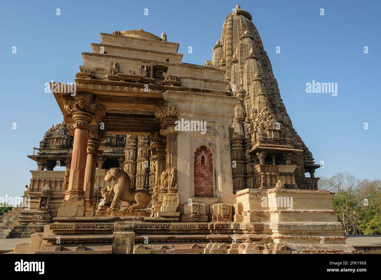 Der Kandariya Mahadev Tempel und der Mahadeva Tempel in Khajuraho, Madhya Pradesh, Indien. Ist Teil der Khajuraho-Gruppe von Denkmälern. Stockfoto