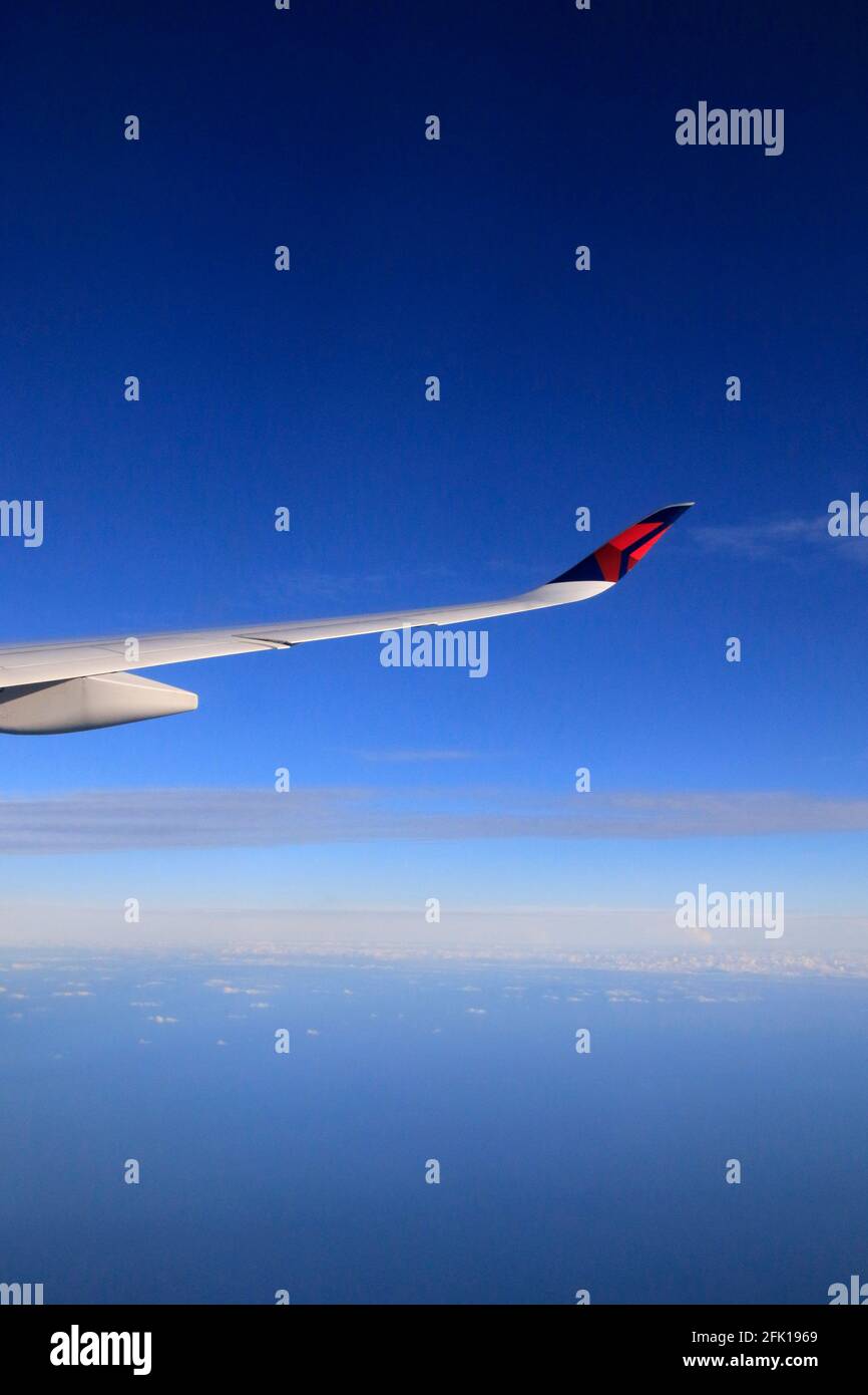 Blick von einem Flugzeugfenster auf den Pazifischen Ozean Stockfoto