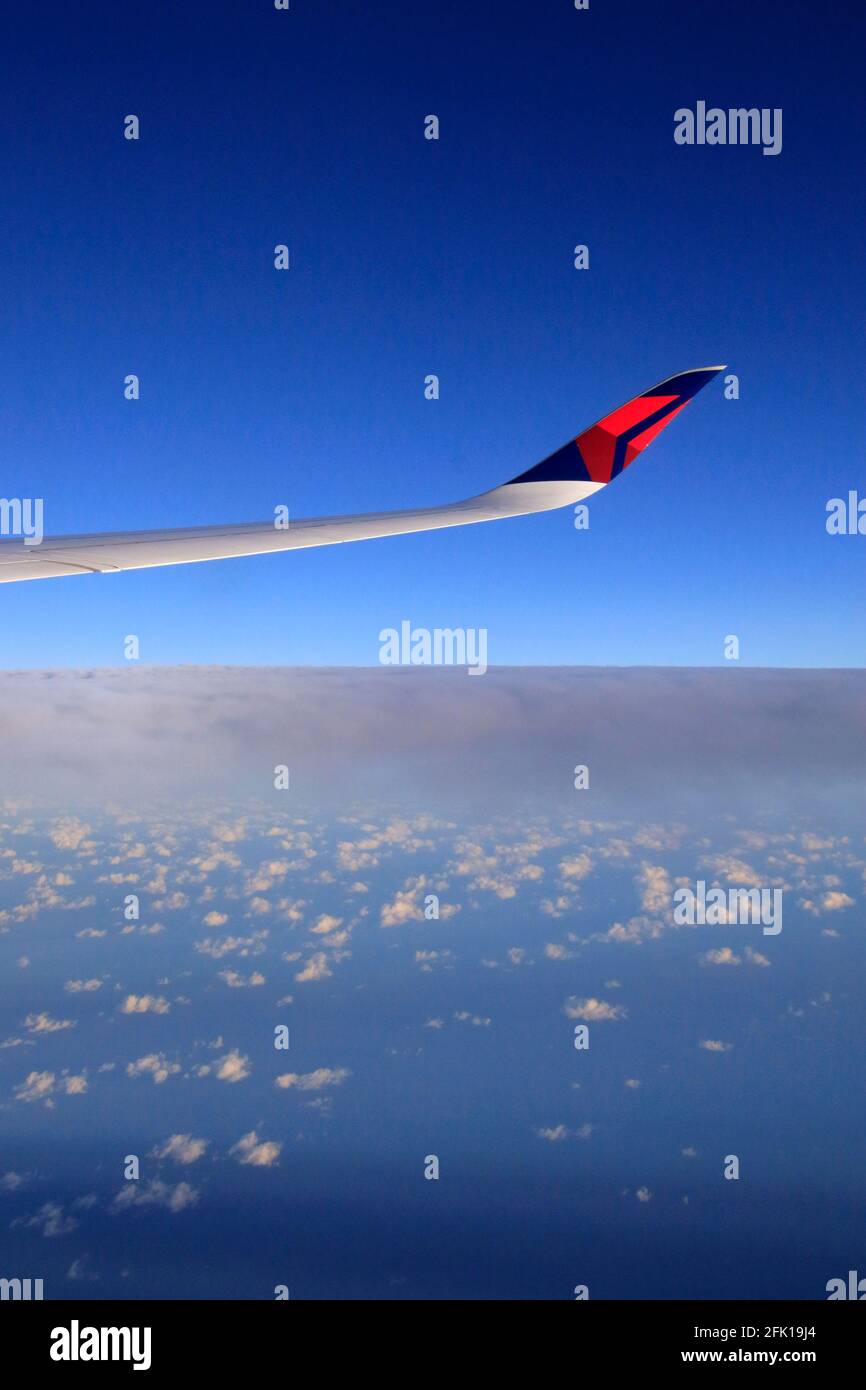 Blick von einem Flugzeugfenster auf den Pazifischen Ozean Stockfoto