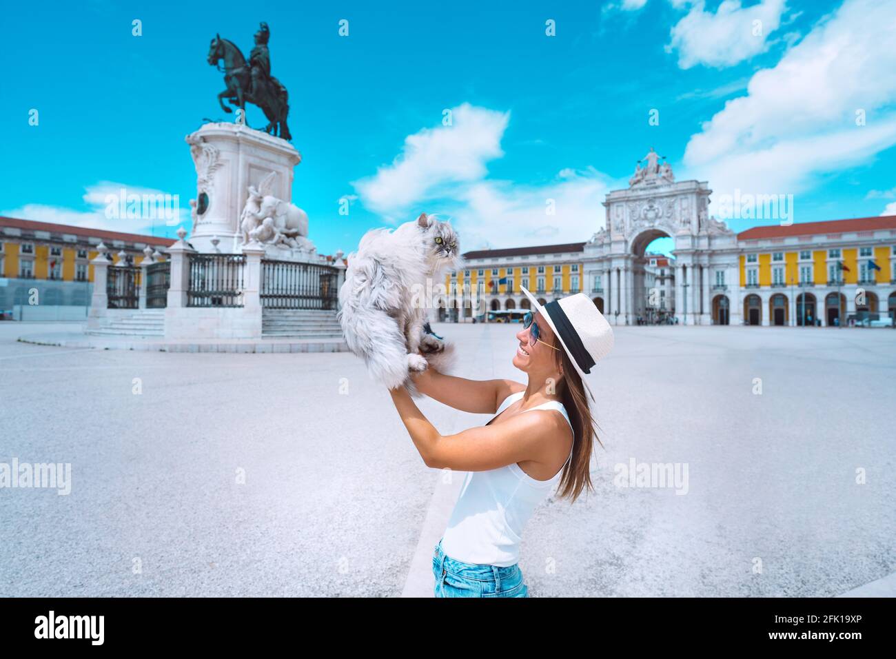 Frau Tourist, die mit ihrer schönen persischen flauschigen Katze reist. Katzenliebhaber. Reisen Sie mit einem Haustier. Lady erkundet Lissabon mit ihrer Katze. Commerce Square Stockfoto