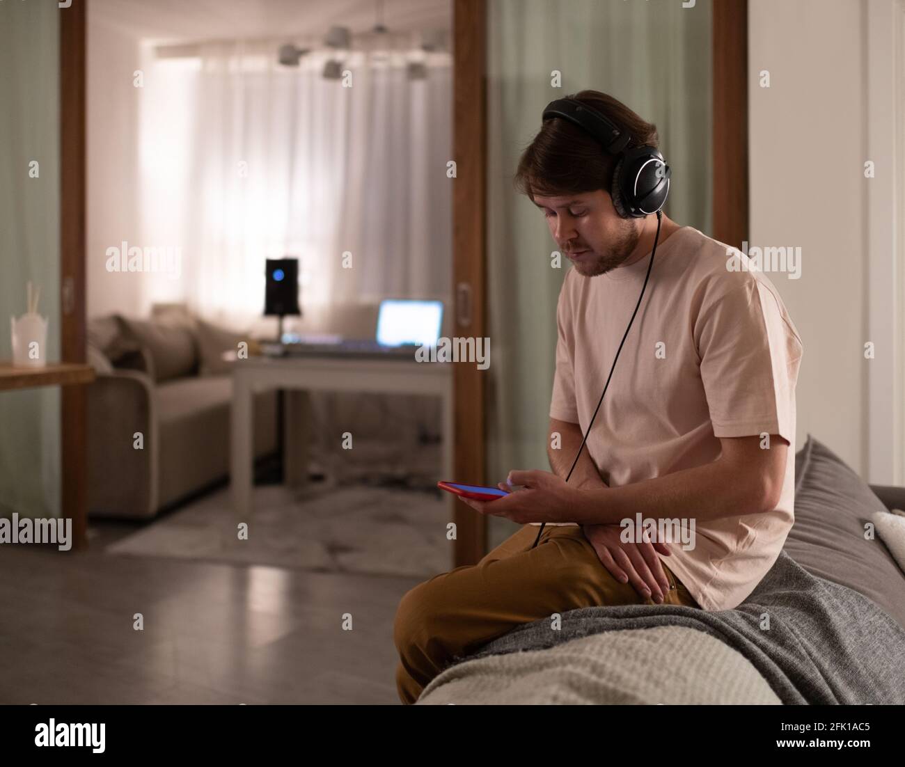 DJ, der während der Pause im Heimstudio Musik hört Stockfoto