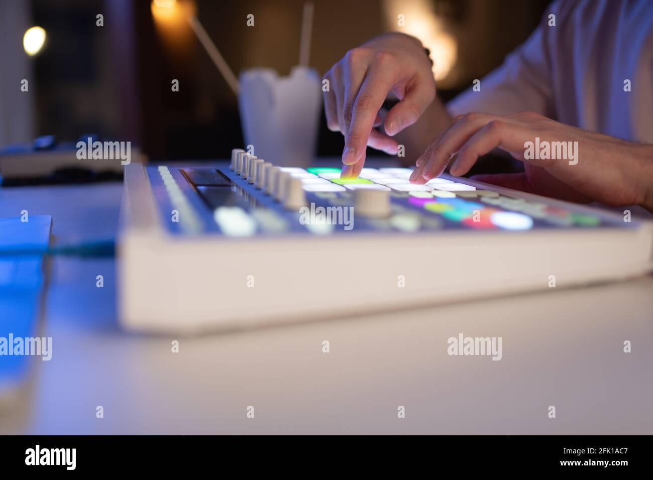 Zugeschnittenes DJ mit Soundboard für die Musikerstellung Stockfoto