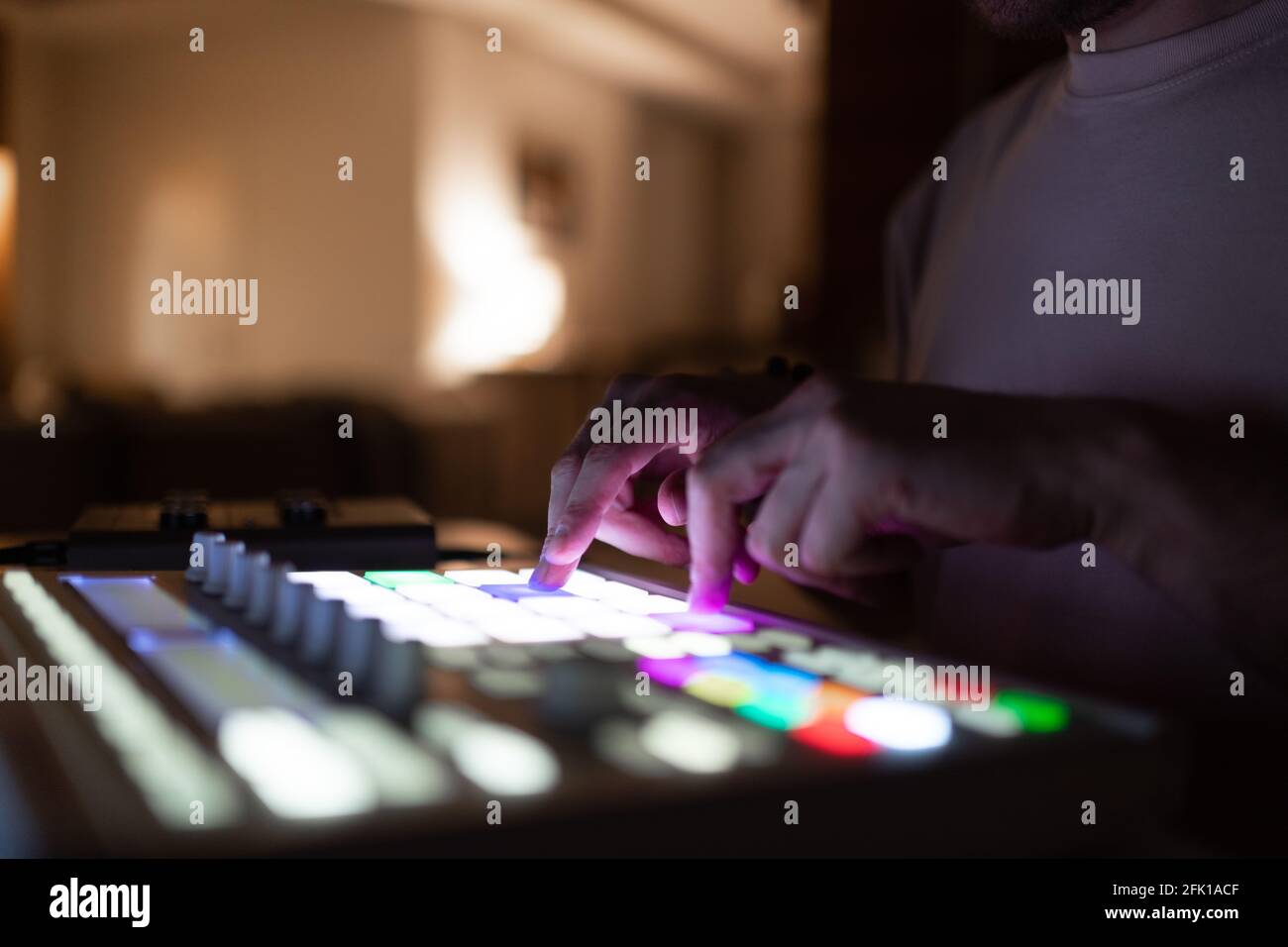 Kurzer Mann, der Musik auf dem Resonanzboden spielt Stockfoto