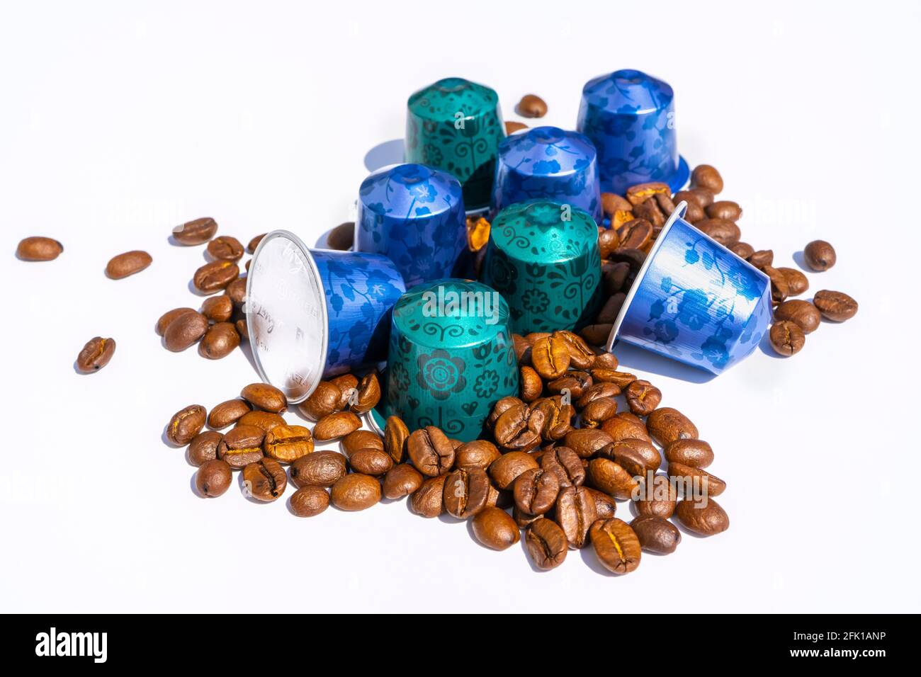 Nice, FRANKREICH - 22.04.2021: Nespresso Cafe neue Kollektion für Dekorationsdesign. Isoliert auf weißem Hintergrund. Etikett aufbewahren. Hochwertige Fotos Stockfoto