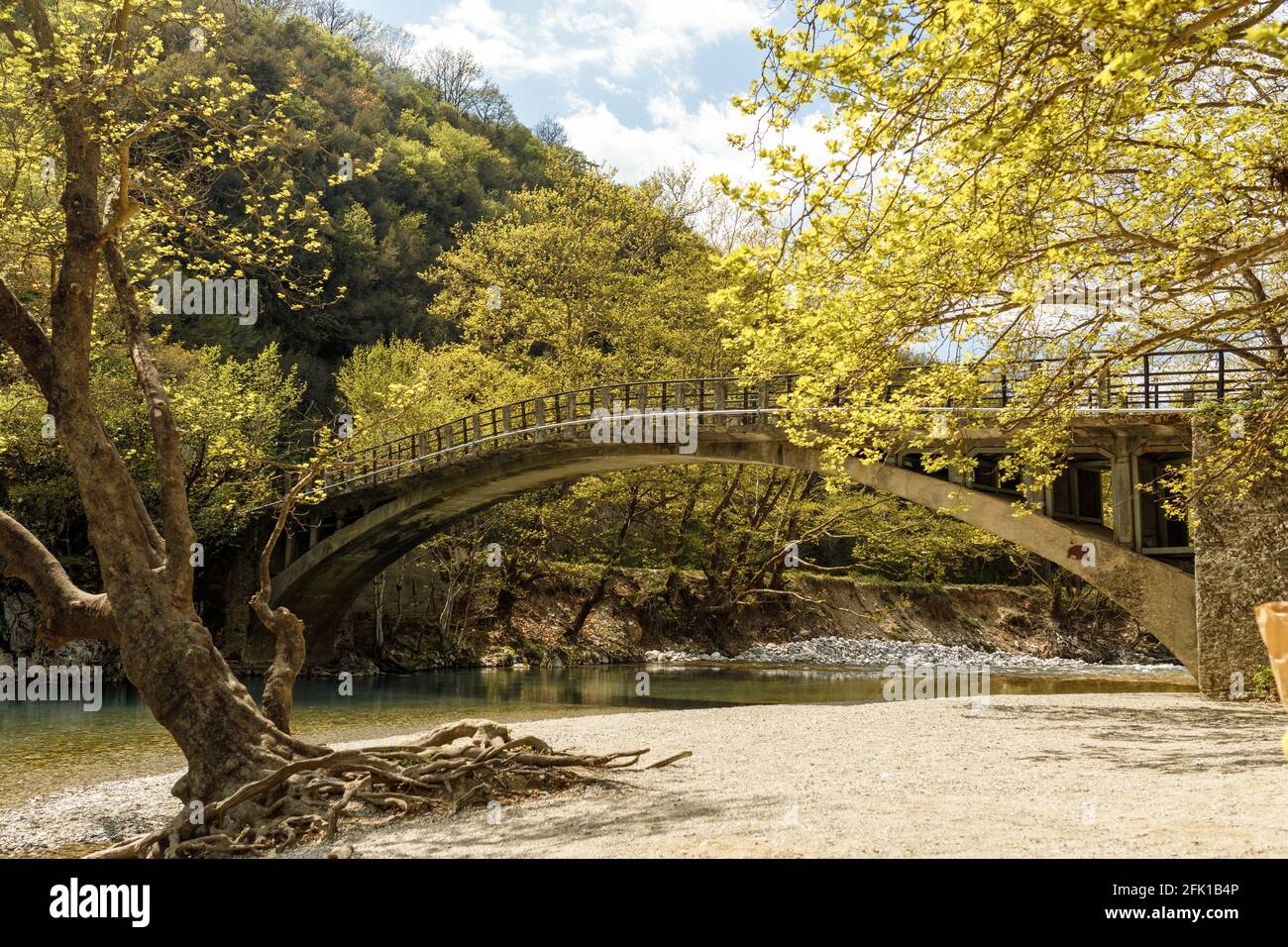 Papingo-Brücke, Voidomatis-Flussufer in der Region Ioannina, nordwestlich von Griechenland Stockfoto