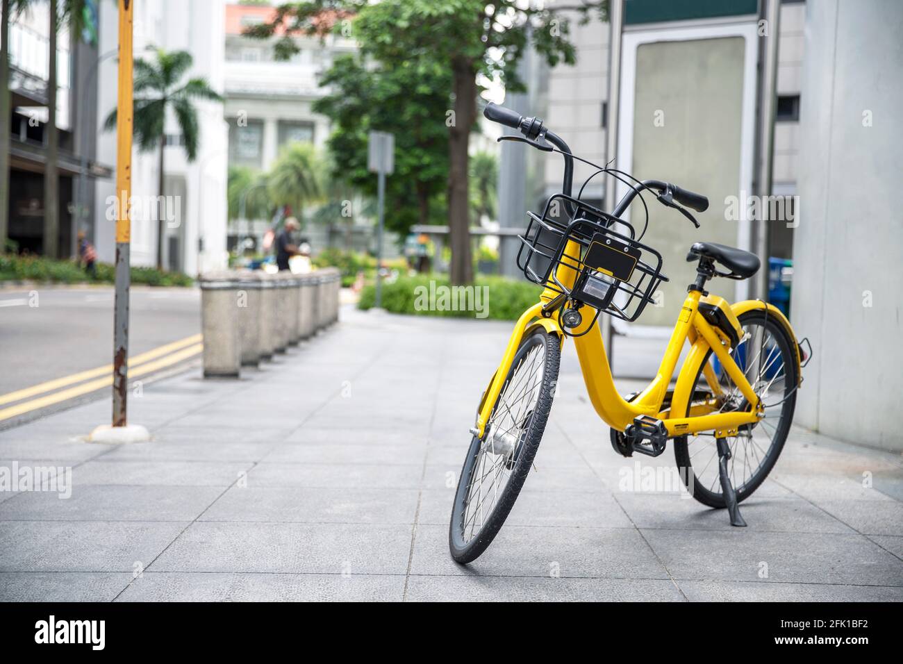 Gelbe Fahrrad im öffentlichen Park Gebäude Hintergrund und Blick Landschaft Stockfoto