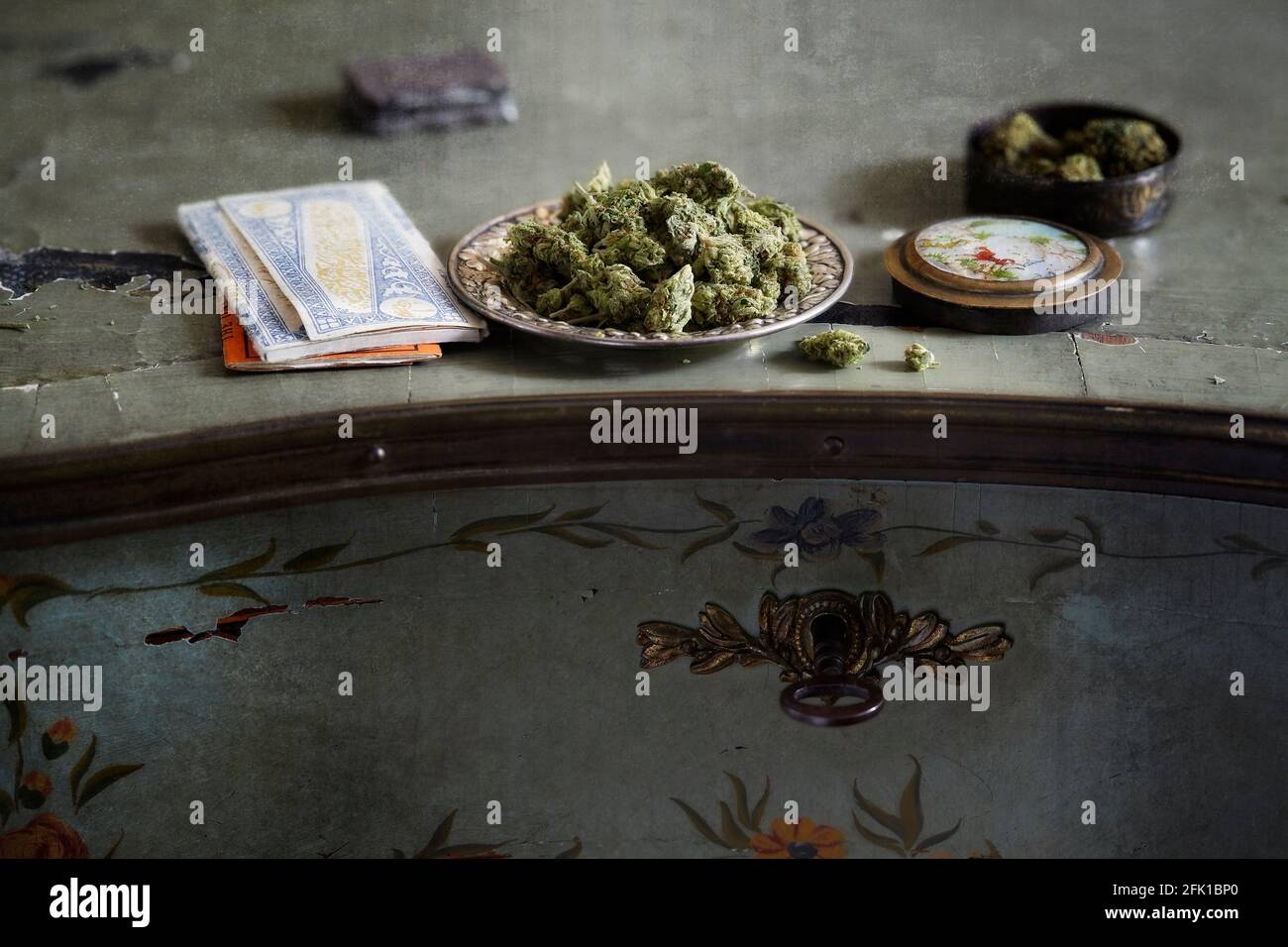 Cannabis blüht in Vintage Silber Tablett Stockfoto