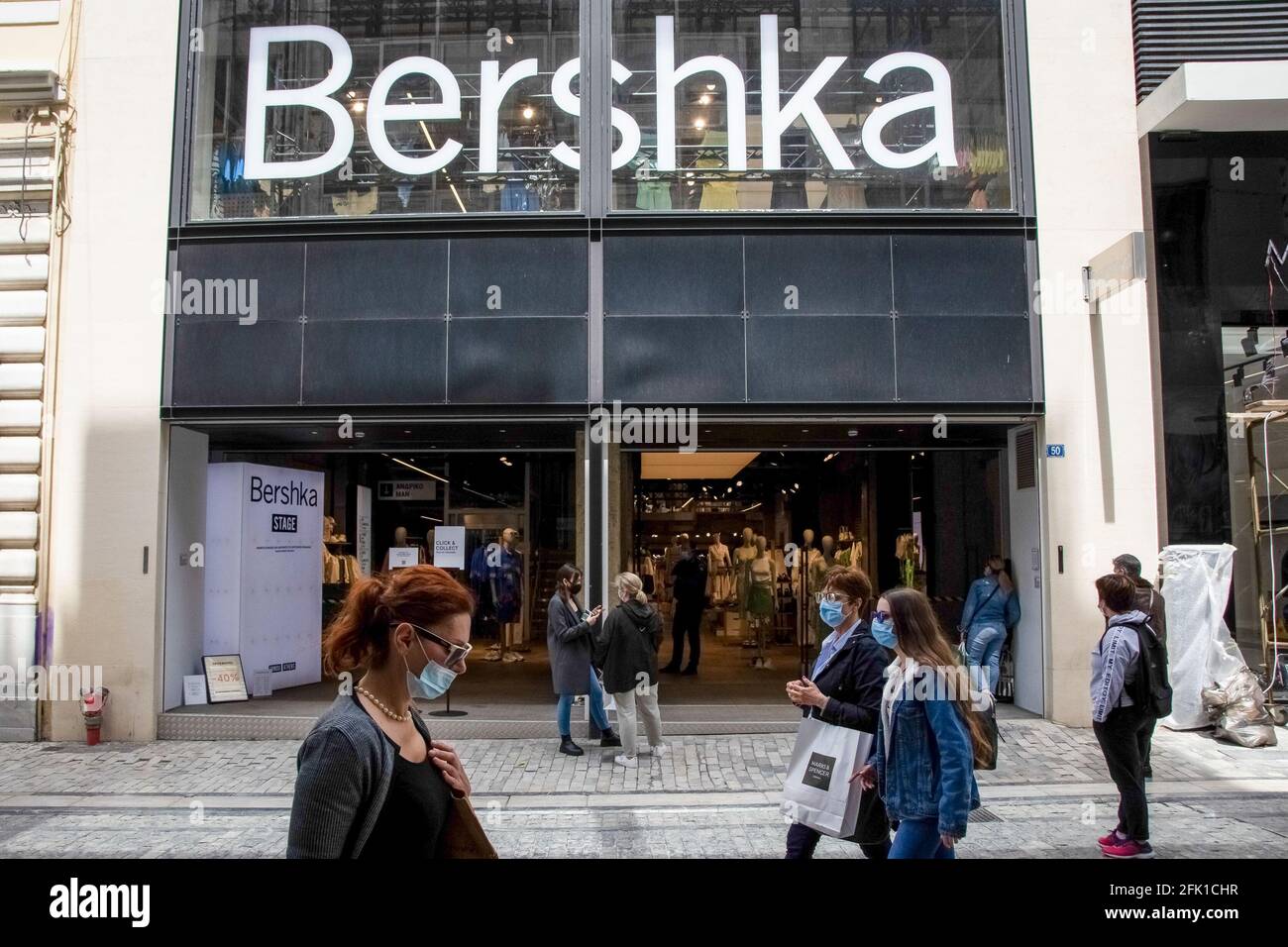 Die Leute sahen, wie sie an einem Bershka-Laden in der Ermou-Straße in der  Nähe des Syntagma-Platzes vorbeigingen. (Foto von Nikolas Joao Kokovlis /  SOPA IMA/Sipa USA Stockfotografie - Alamy