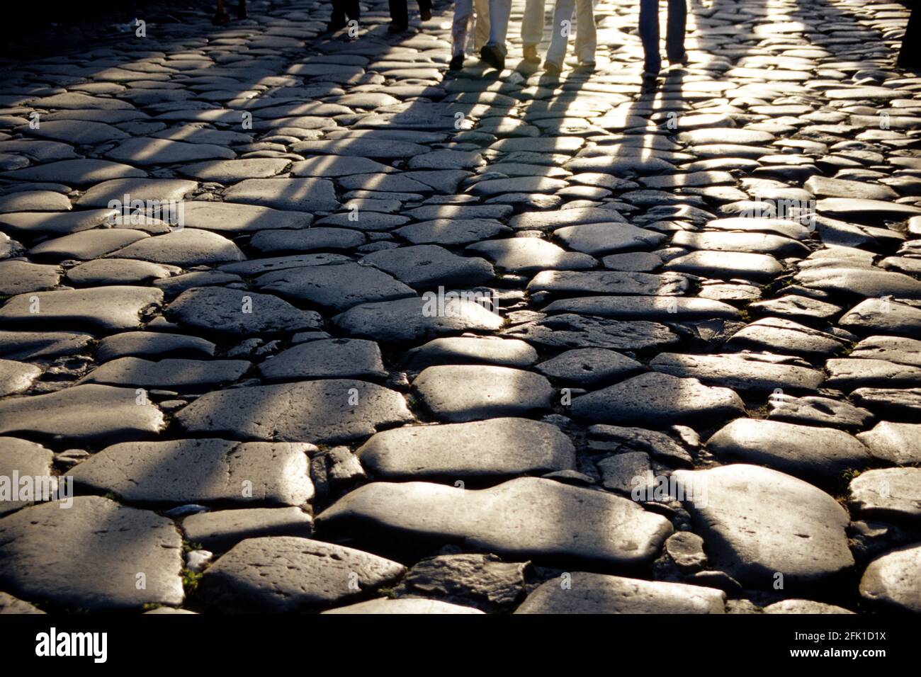 Steine der Via Sacra, einer alten römischen Straße, am Forum Romanum, Rom, Italien. Stockfoto