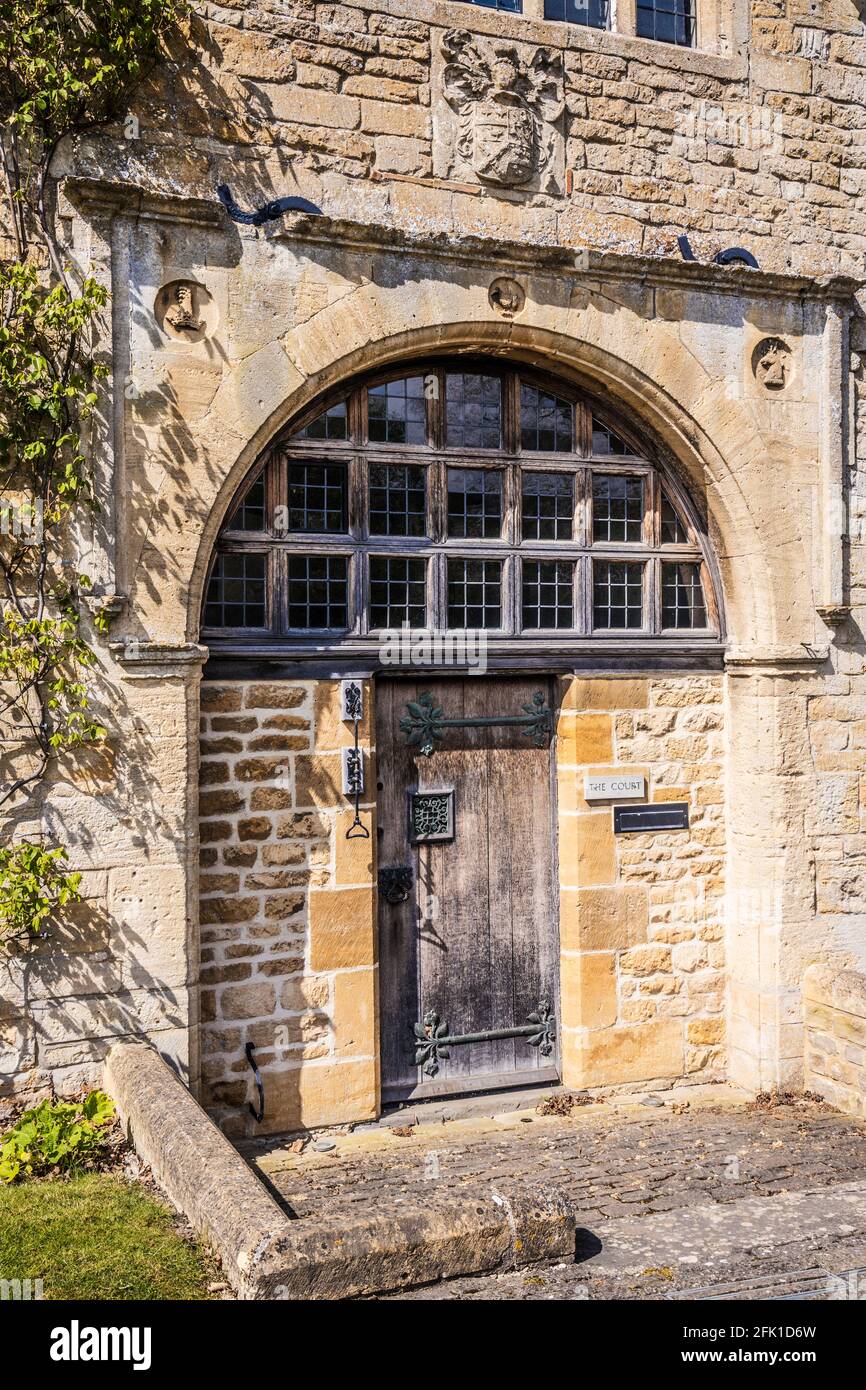 Der Torbogen von Court Farm, dem ehemaligen Torhaus zum Broadway Court, in den Cotswolds. Stockfoto