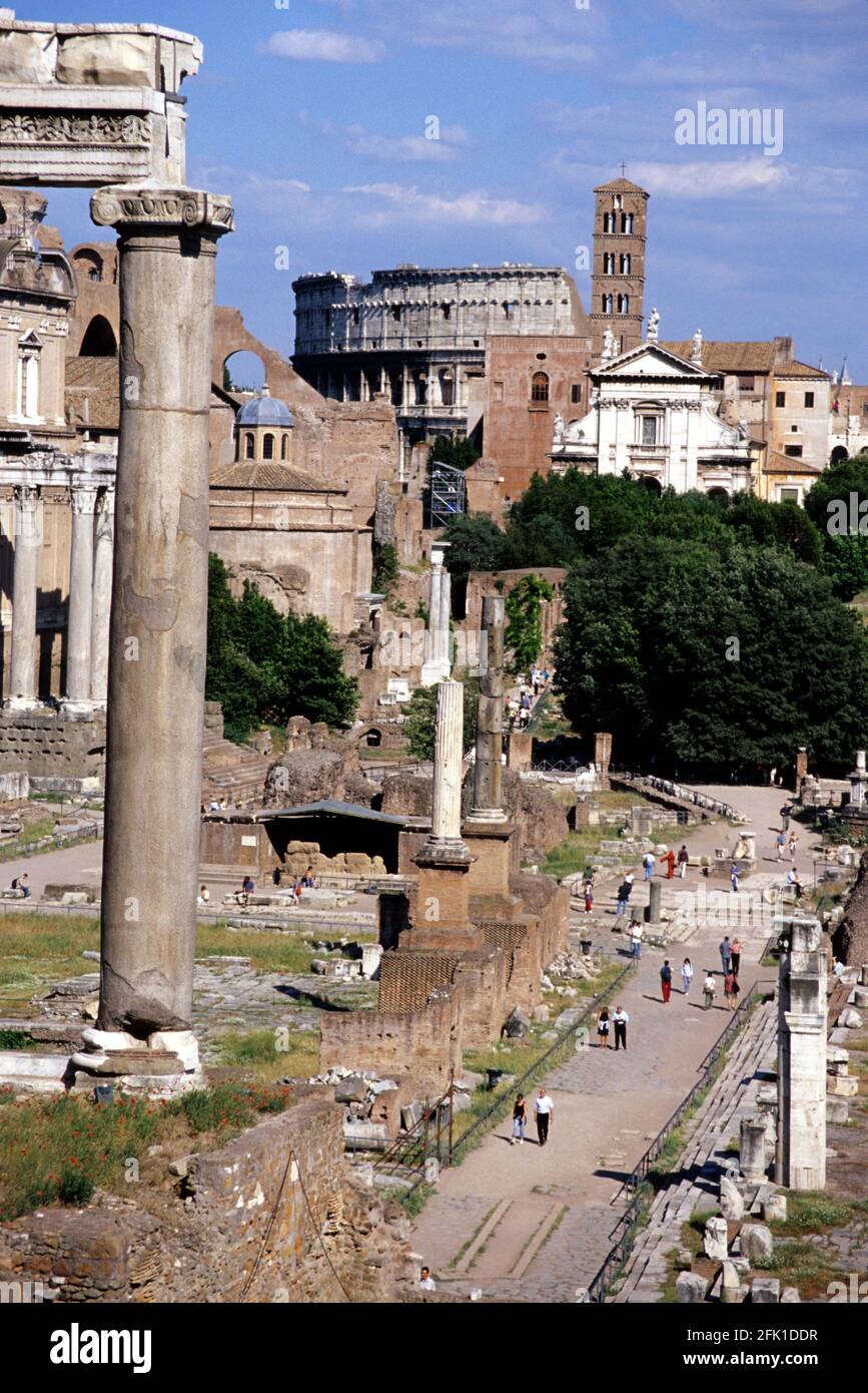 Blick auf das Forum Romanum vom Portico Dei Consentes auf die Via Sacra in Richtung Kolosseum. Saturn-Tempel auf der linken Seite. Rom, Italien. Stockfoto