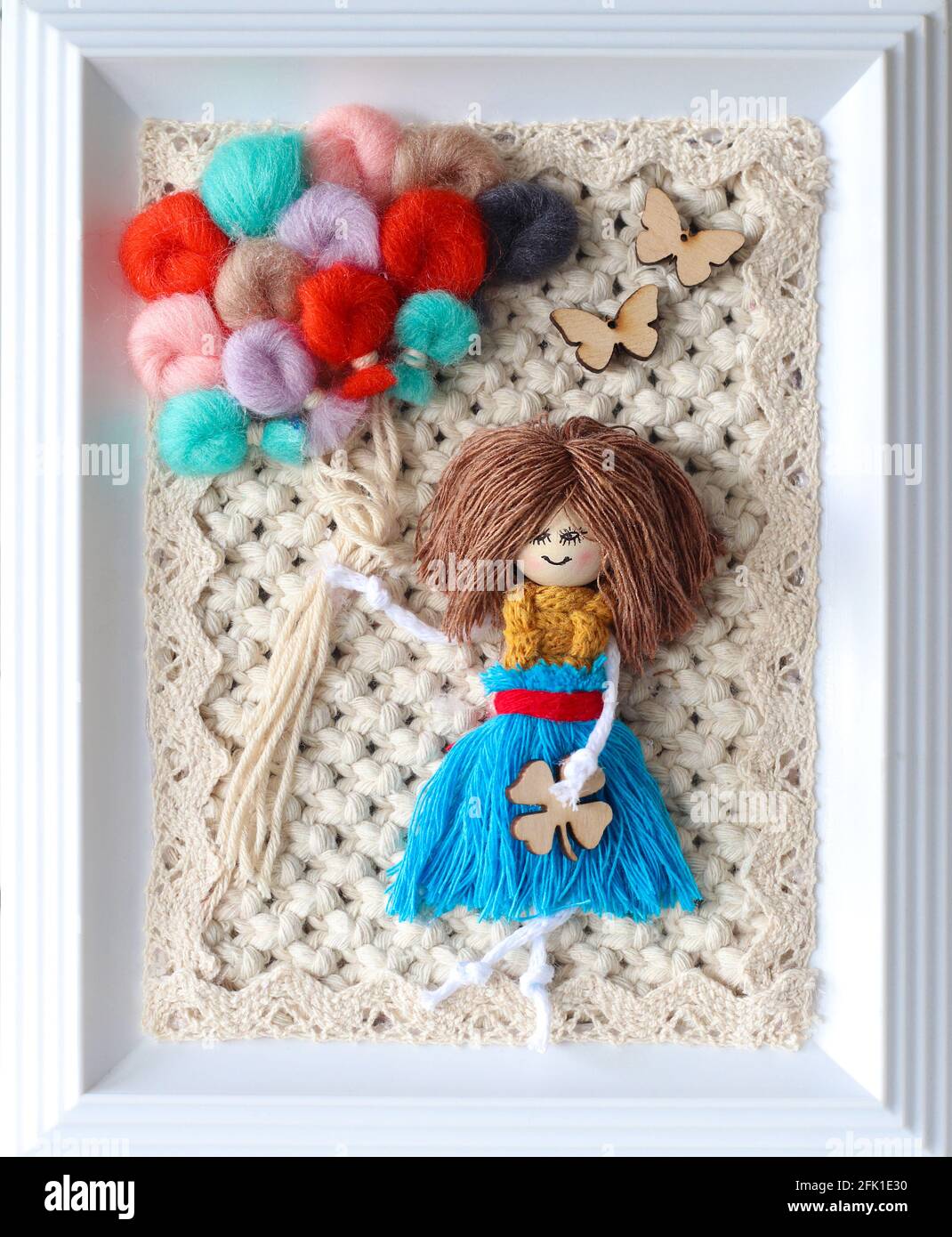 Hand gemacht Macrame Bild im Rahmen zeigen Mädchen mit bunten Ballone auf gewebtem Hintergrund Stockfoto