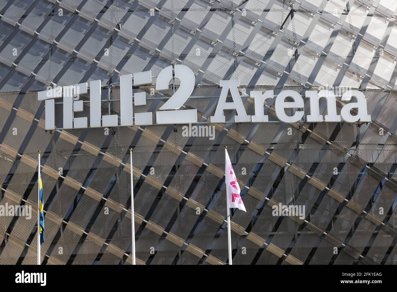 Stockholm, Schweden - 27. April 2021: Nahaufnahme der Fassade und des Schildes des des Fußballstadions Tele2 Arena. Stockfoto