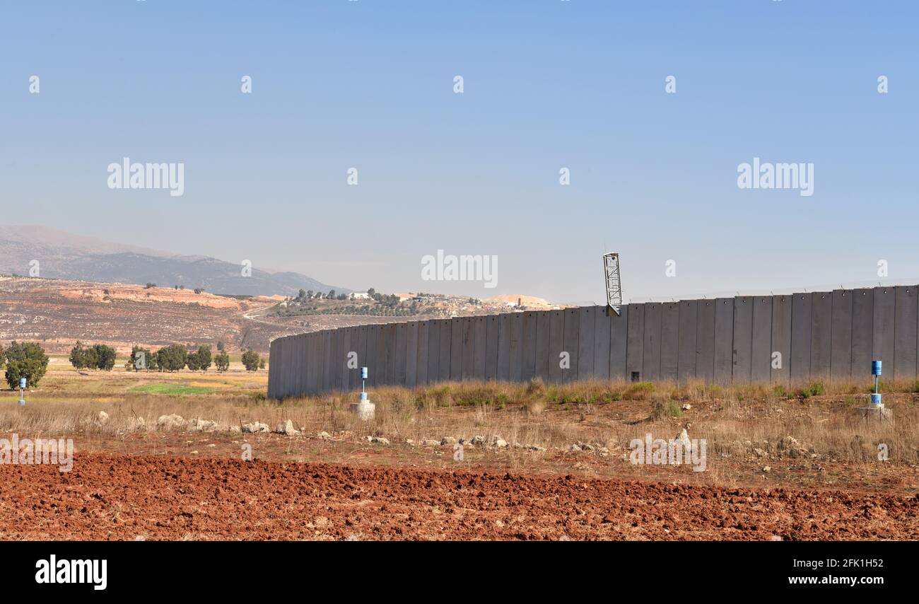 Israelische Grenzmauer und Abschnitt der UNIFIL Blue Line, Kfar Kila, Südlibanon. Stockfoto