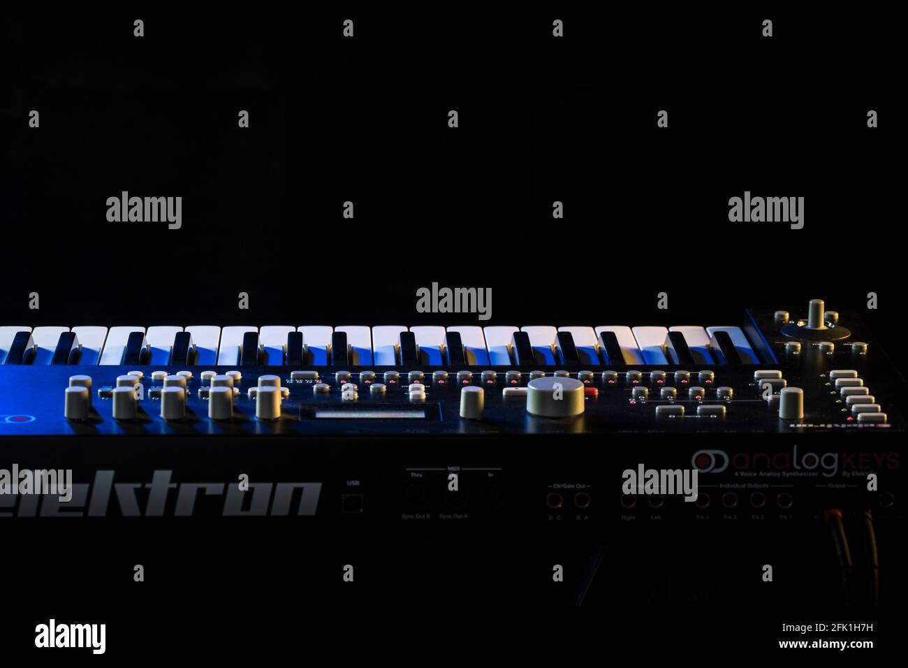 Komplexe Synthesizer-Tastatur in der Bühnenbeleuchtung Stockfoto