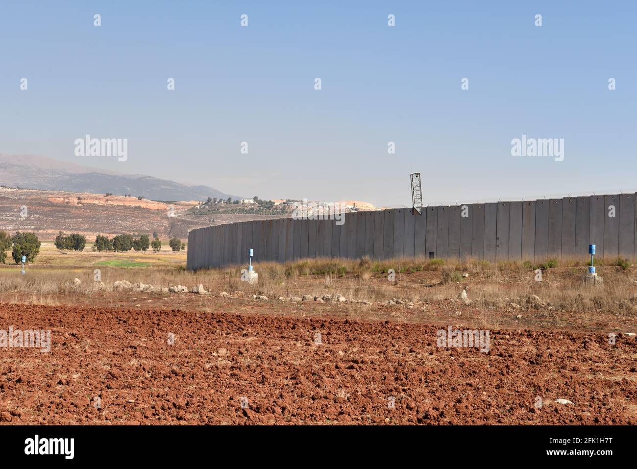 Israelische Grenzmauer und Abschnitt der UNIFIL Blue Line, Kfar Kila, Südlibanon. Stockfoto