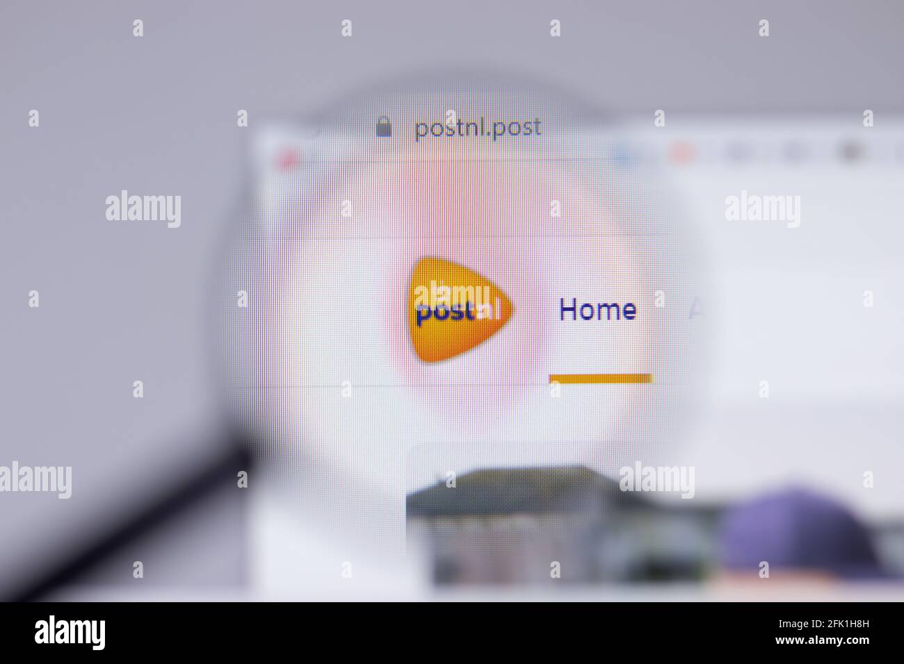 New York, USA - 26. April 2021: PostNL-Logo-Nahaufnahme auf Website-Seite, illustrative Editorial Stockfoto