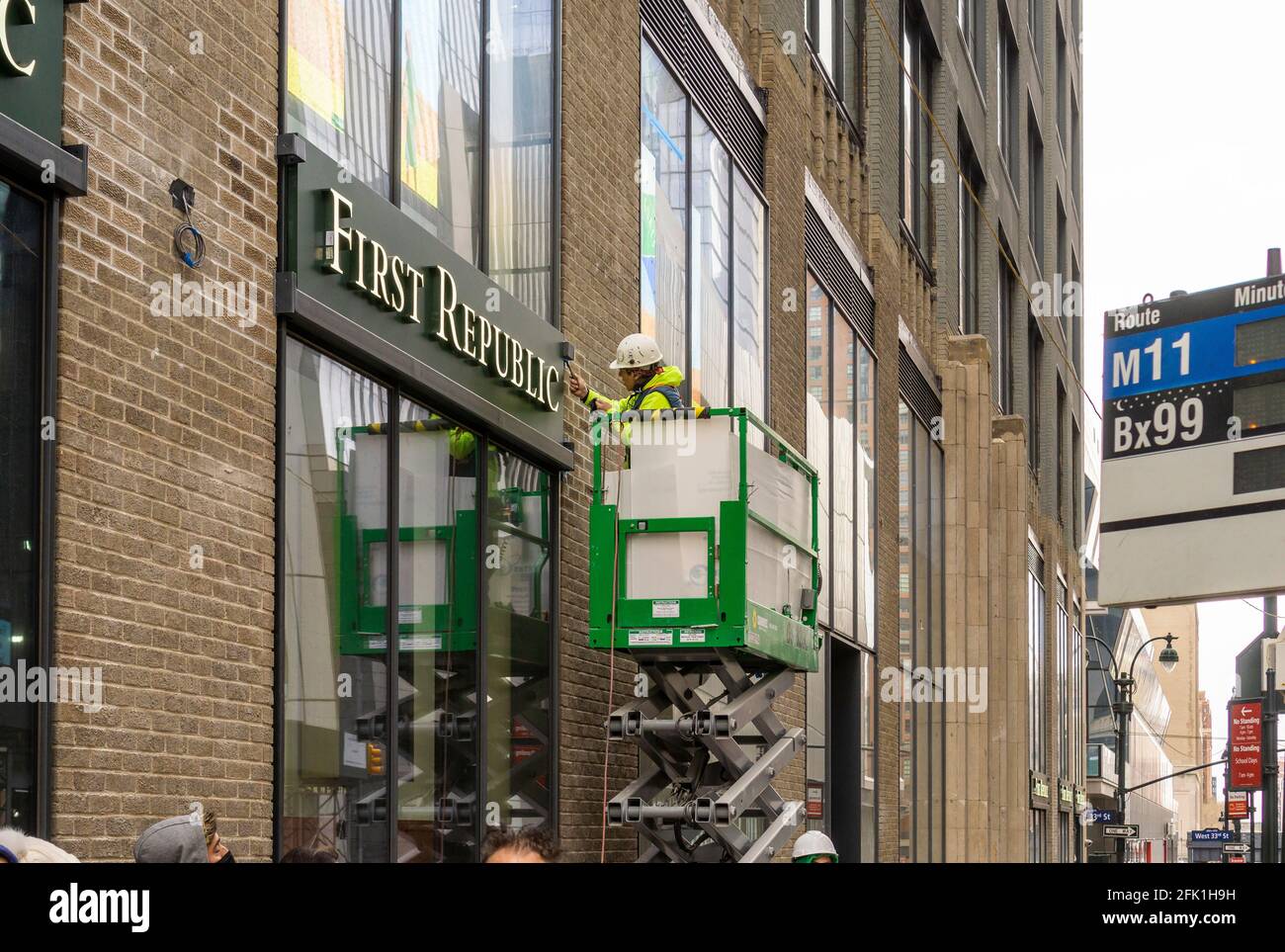 Am Freitag, den 9. August 2021, legt ein Arbeiter den letzten Schliff an einem Schild für eine neue Filiale der First Republic Bank in New York fest. (© Richard B. Levine) Stockfoto