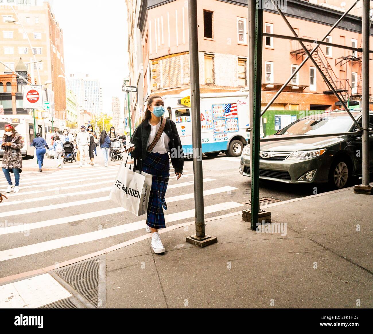 Maskierte Fußgänger in der Innenstadt von Brooklyn in New York am Sonntag, den 18. April 2021. ( © Richard B. Levine) Stockfoto