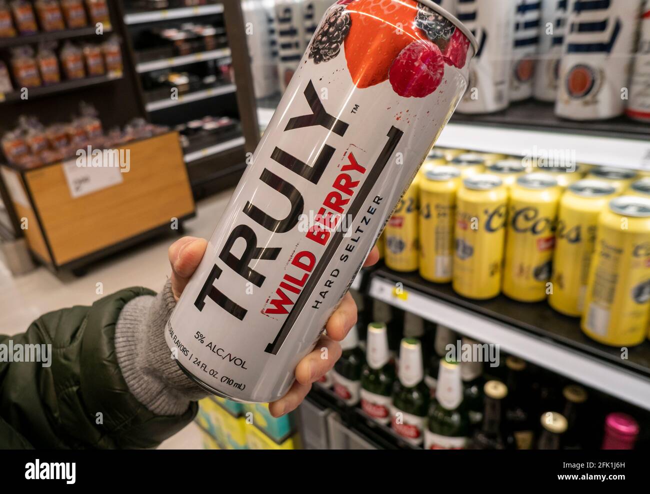 Ein Kunde wählt Boston Beer Co.Õs Truly Hard Seltzer am Freitag, den 23. April 2021, in einem Supermarkt in New York. (© Richard B. Levine) Stockfoto