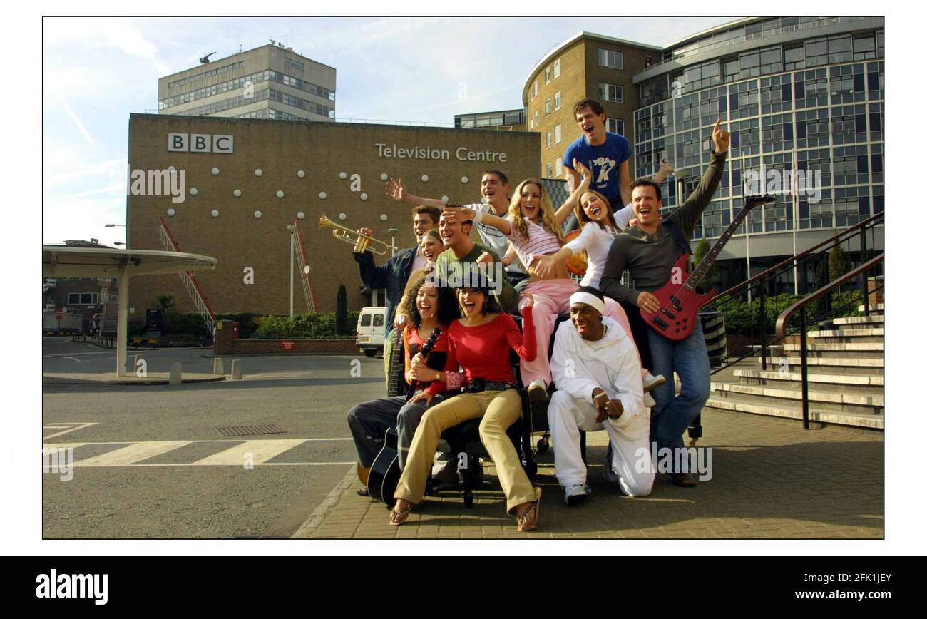 BBC Fame Academy gibt 11 der Studenten bekannt, die die Akademie betreten werden. Das erste Live-Programm wird am Freitag, den 4th. Oktober stattfinden.der 12. Student wird während der Live-Show am Freitag ausgewählt...die Entscheidung wird von der britischen Öffentlichkeit über ein Telefon-Voting-System getroffen. (Namen von unten nach oben auf Bild Nr. 3) Ainslee Henderson, Malachi Cush, Marli Buck, Nigel Wilson, Katie Lewis, Lemar Obika, Naomi Roper, Chris Manning, Camilla Beeput, Ashley House und Pippa Fulton. PIC David Sandison 30/9/2002 Stockfoto