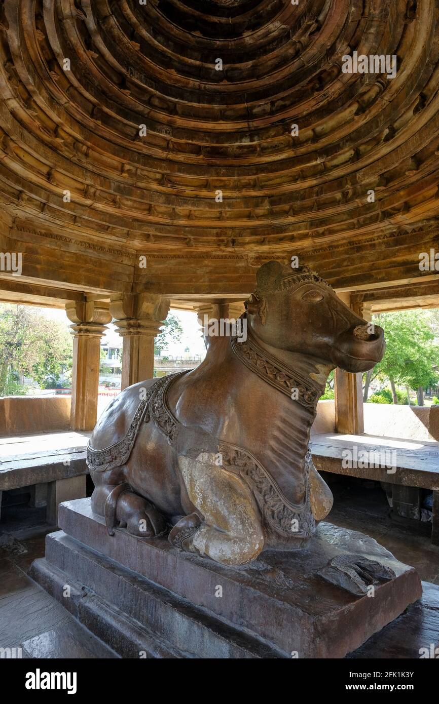 Der Nandi-Tempel in Khajuraho, Madhya Pradesh, Indien. Gehört zur Khajuraho Group of Monuments, einem UNESCO-Weltkulturerbe. Stockfoto