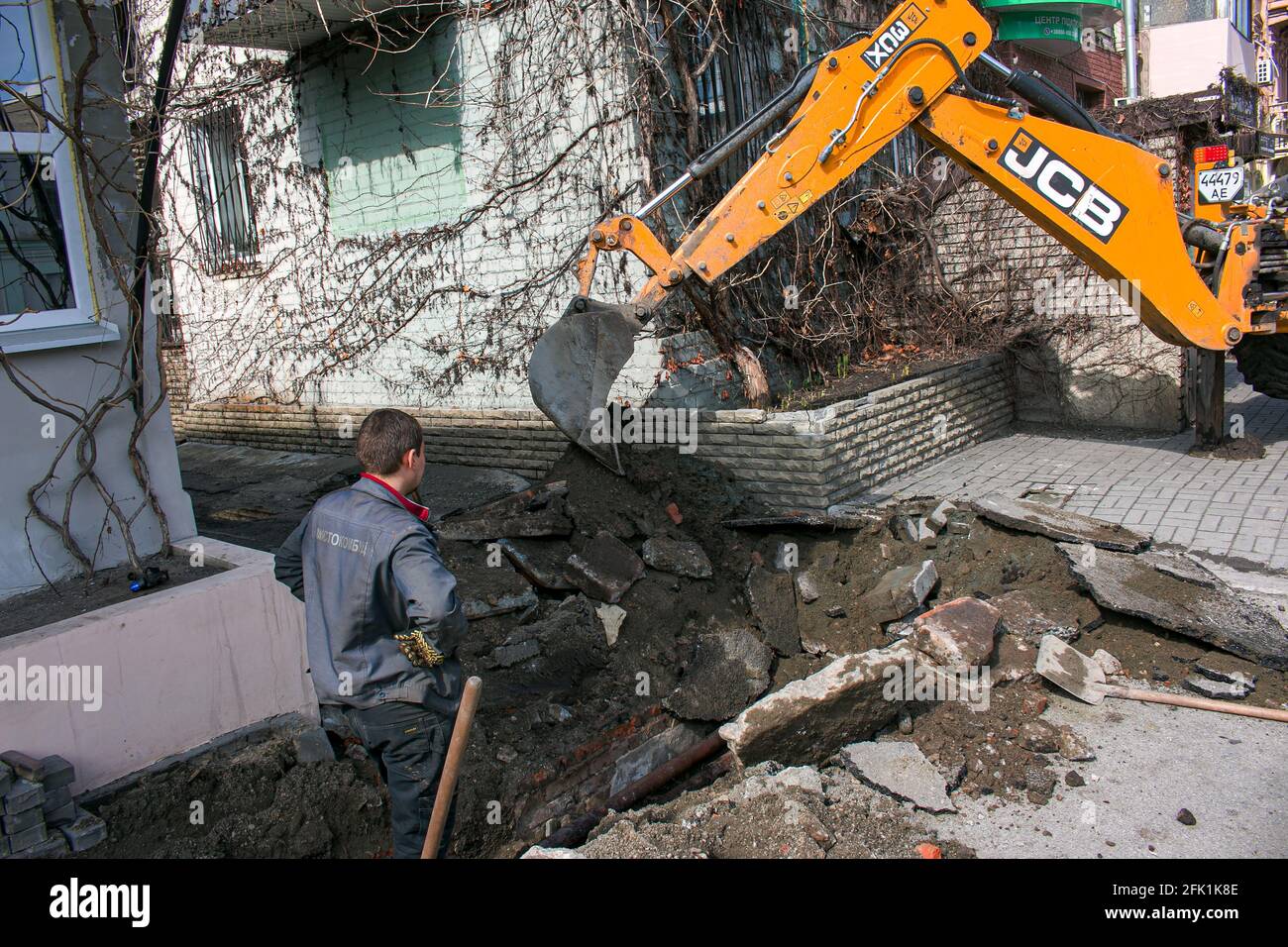 Dnepropetrovsk, Ukraine - 03.26.2021: Wasserversorger öffnen ein altes Kanalloch und ersetzen alte rostige Rohre durch neue. Stockfoto