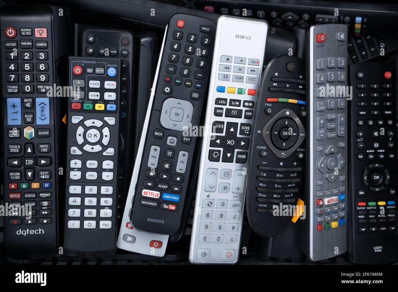 Prag, CZ 25 April 2021: TV Remote Control Heap. Viele Fernbedienungsgeräte, über der Draufsicht. REDAKTIONELL Stockfoto
