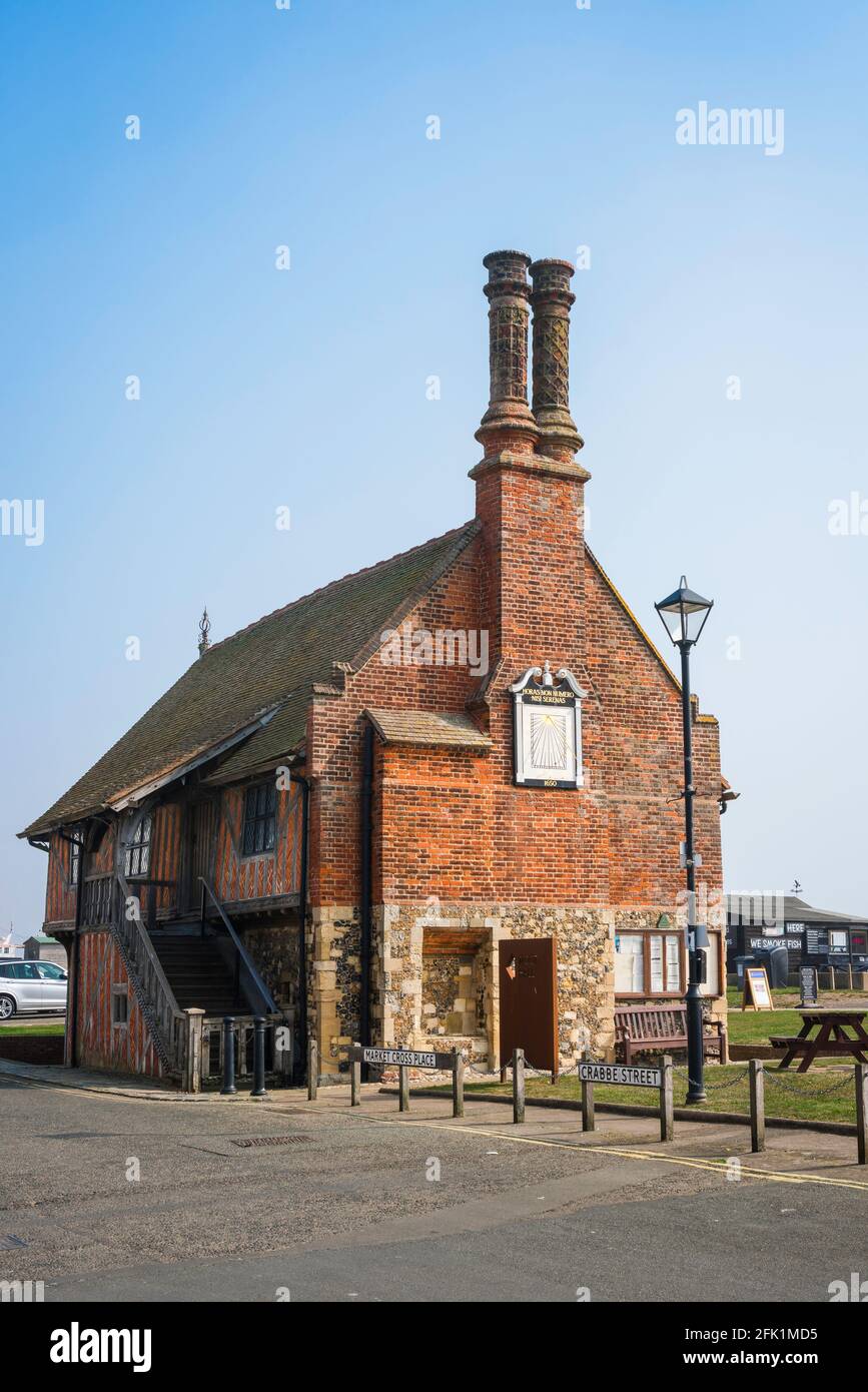 Aldeburgh Moot Hall, Blick auf die Moot Hall aus dem 16. Jahrhundert, heute das Stadtmuseum, liegt an der Küste in Aldeburgh, Suffolk, England, Großbritannien Stockfoto