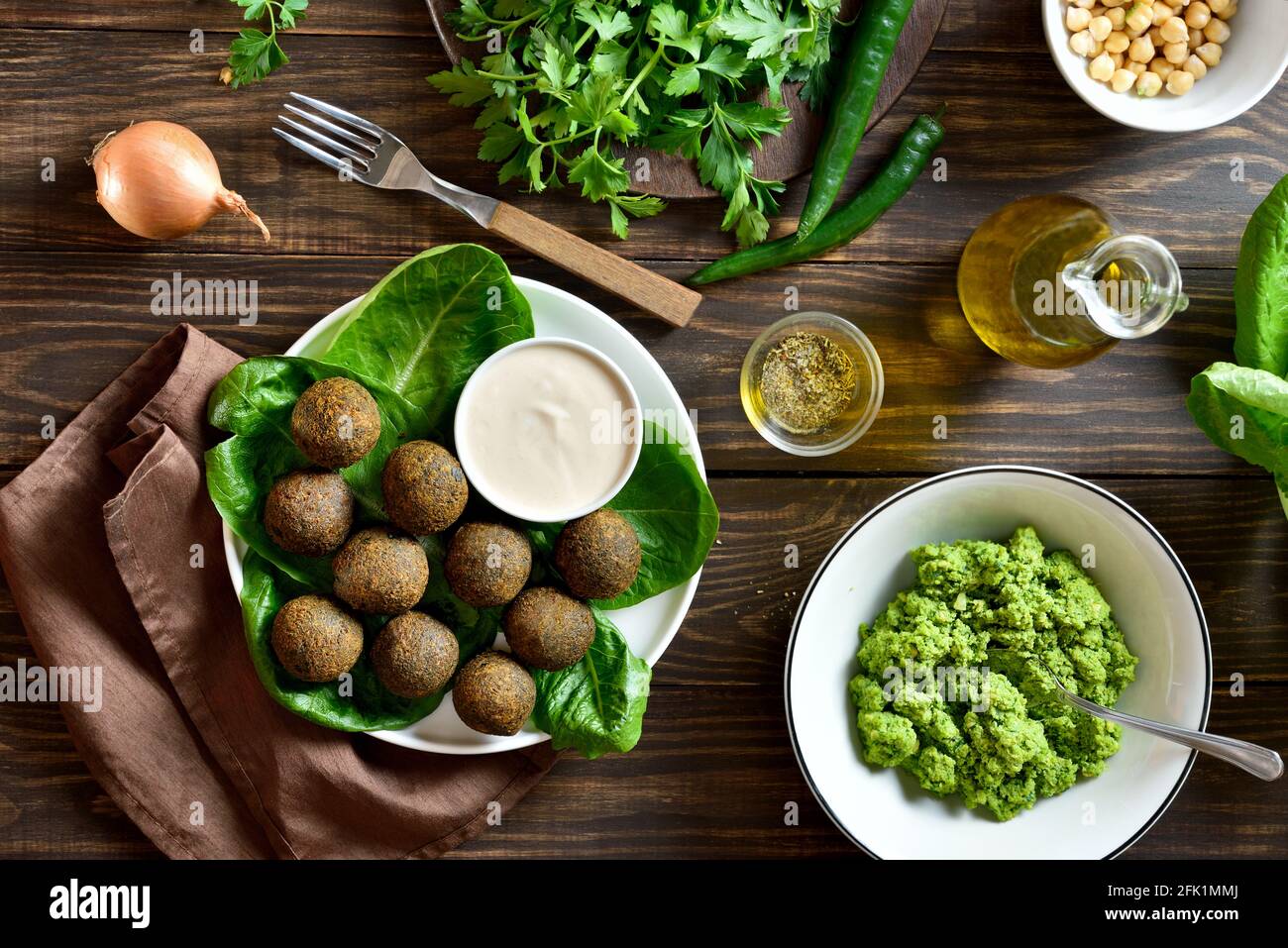 Falafel-Kugeln. Frittierte Kugeln aus gemahlenen Kichererbsen. Traditionelle Gerichte aus dem Nahen Osten. Holzhintergrund, Draufsicht, flach liegend Stockfoto