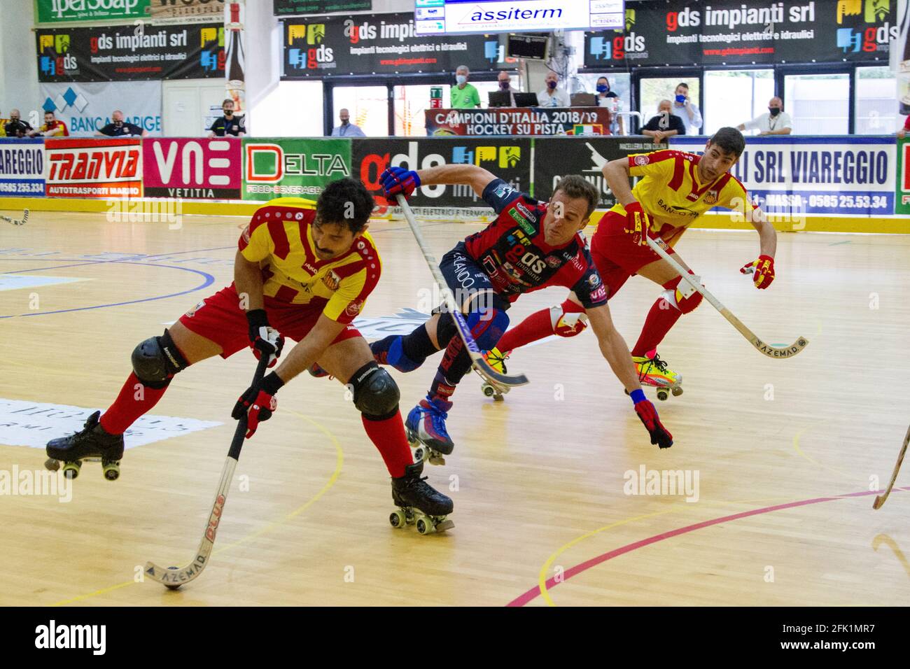 Forte Dei Marmi, Italien. April 2021. Finale des Italienischen Pokals, Eishockey der A1-Serie, Forte dei Marmi - Lodi. Ein Moment des Spiels mit Lodi in der Angriffsphase (Foto: Federico Neri/Pacific Press) Quelle: Pacific Press Media Production Corp./Alamy Live News Stockfoto