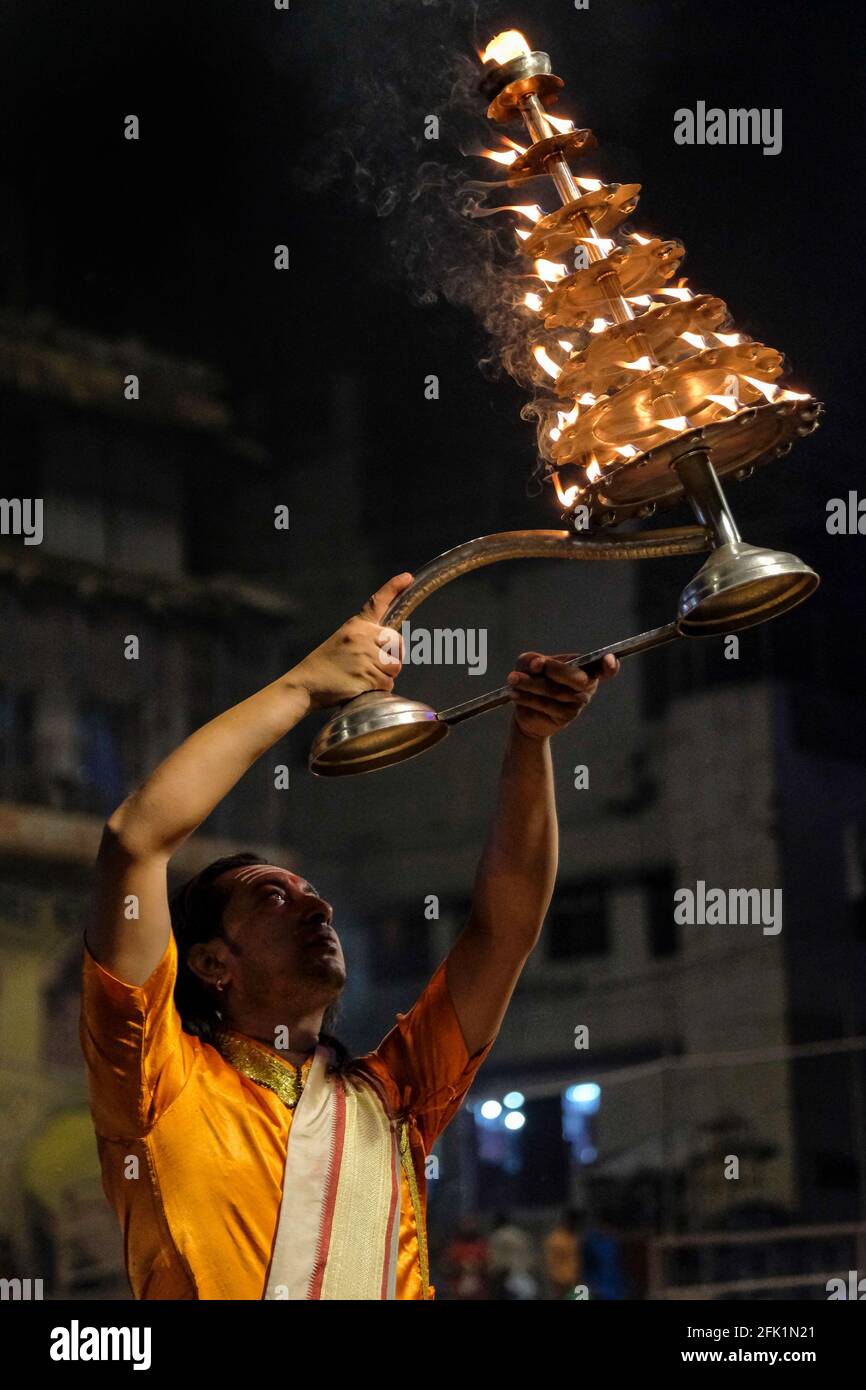 Varanasi, Indien - 2021. April: Hindu-Priester, der am 5. April 2021 in Indien das religiöse Ritual von Ganga Aarti im Dashashwamedh Ghat in Varanasi durchführt Stockfoto
