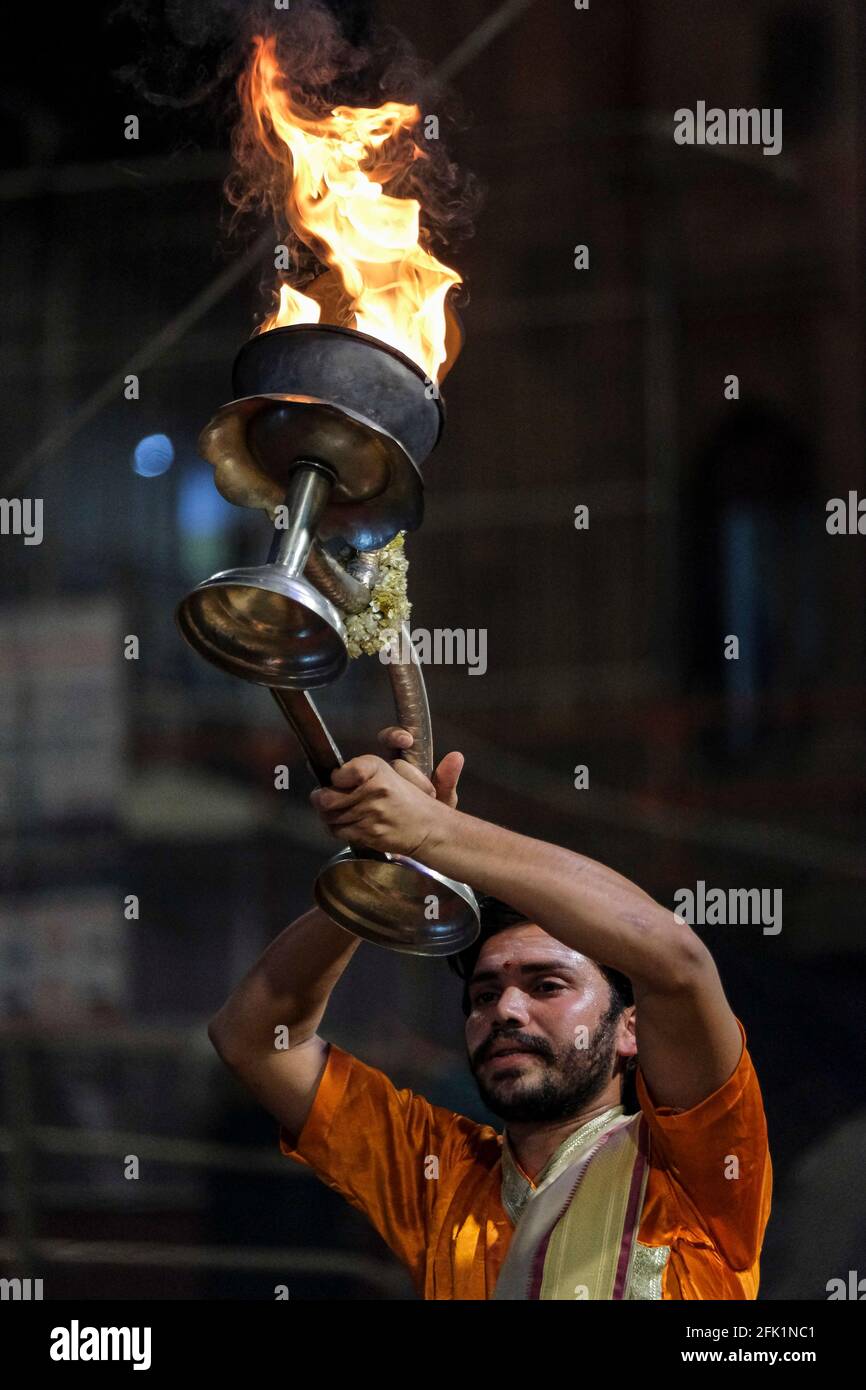 Varanasi, Indien - 2021. April: Hindu-Priester, der am 5. April 2021 in Indien das religiöse Ritual von Ganga Aarti im Dashashwamedh Ghat in Varanasi durchführt Stockfoto