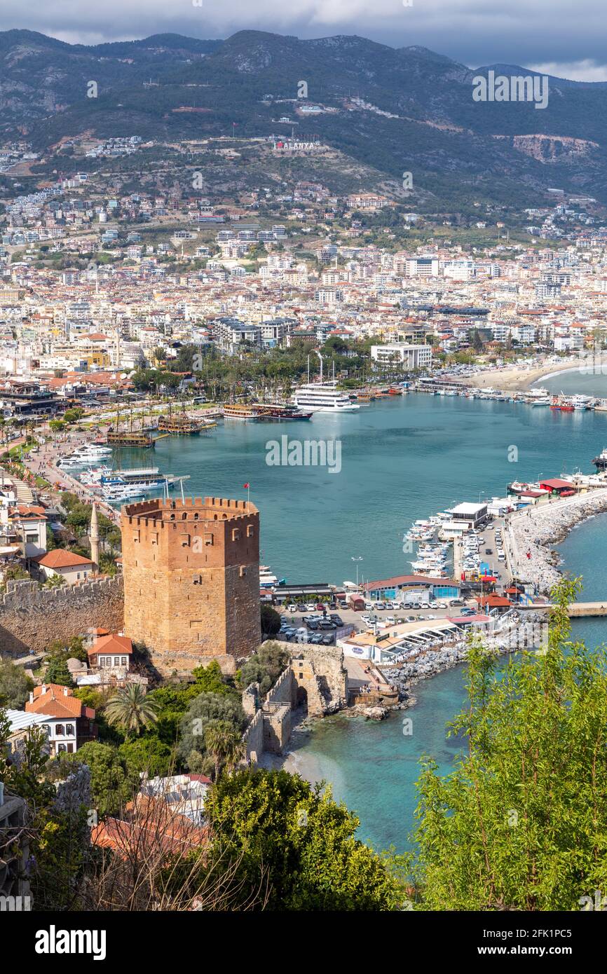 Hochwinklige vertikale Ansicht des historischen Kizil Kule, Red Tower, in der Burg von Alanya während der Tage der Coronavirus-Pandemie in Alanya, Antalya, Türkei. Stockfoto