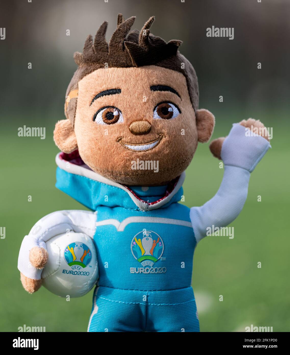 16. April 2021 Moskau, Russland. Plüschtier-Maskottchen der Fußball-Europameisterschaft 2020 Skillzy auf dem grünen Rasen des fußballstadi Stockfoto