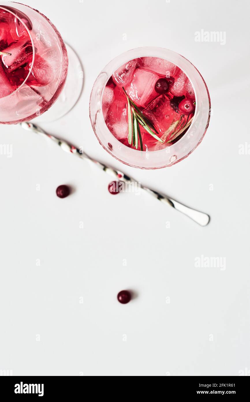 Cranberry Rosmarin Spritzer Drink auf einem hellen Hintergrund. Stockfoto