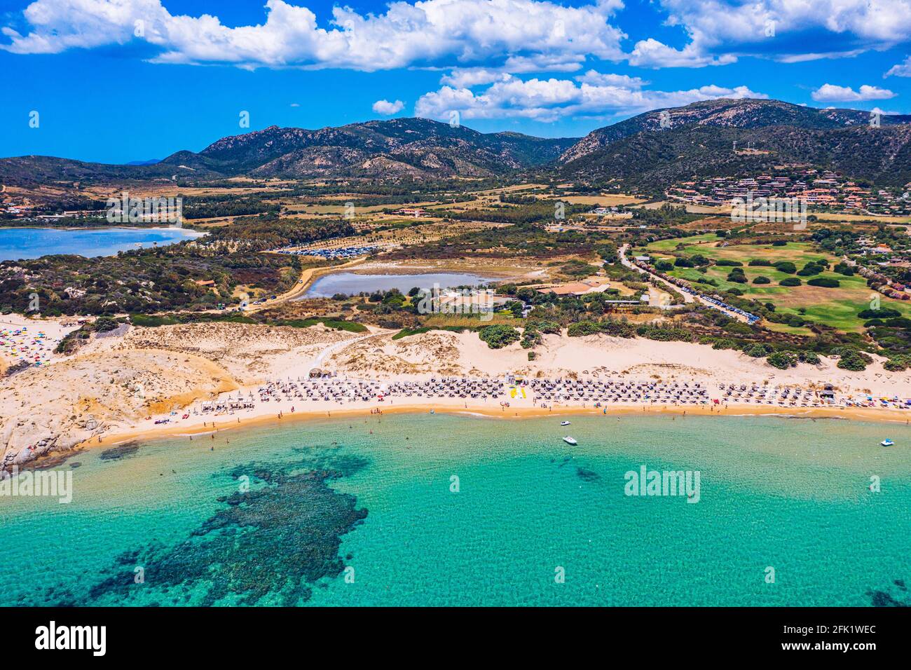 Panorama der wunderschönen Strände von Chia, Sardinien, Italien. Blick auf die wunderschöne Bucht von Chia und die wunderschönen Strände, Insel Sardinien, Italien. Wunderschönes Meer und Stockfoto