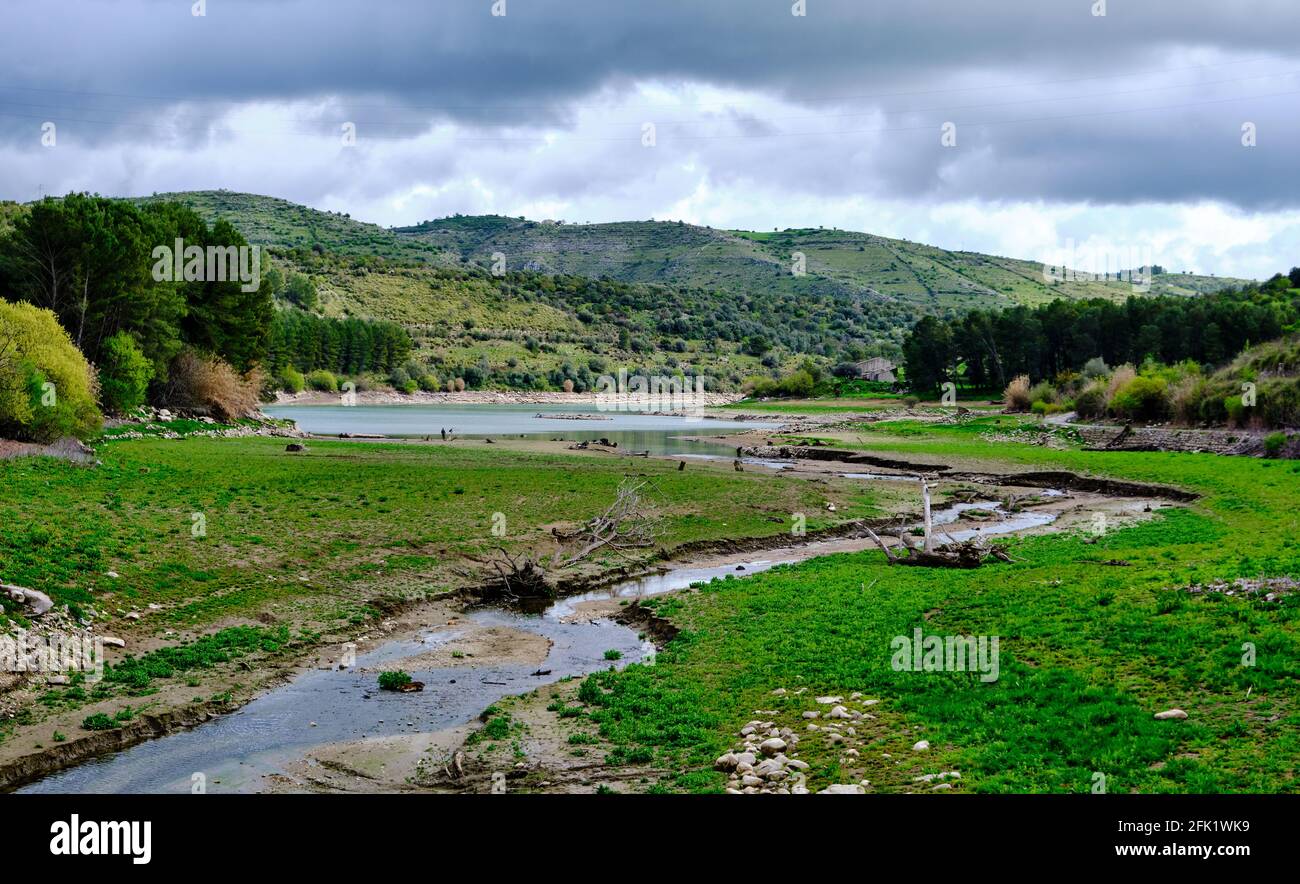 Fluss Fütterung Lago di Santa Rosalia. Künstlicher See und Stausee im Iblei-Gebirge in der Ragusa-Region Siziliens. Stockfoto