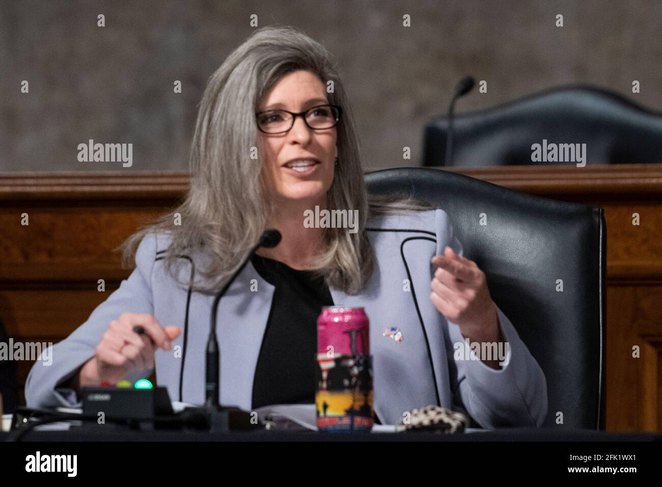 Der US-Senator Joni Ernst (Republikaner von Iowa) befragt das Gremium ...