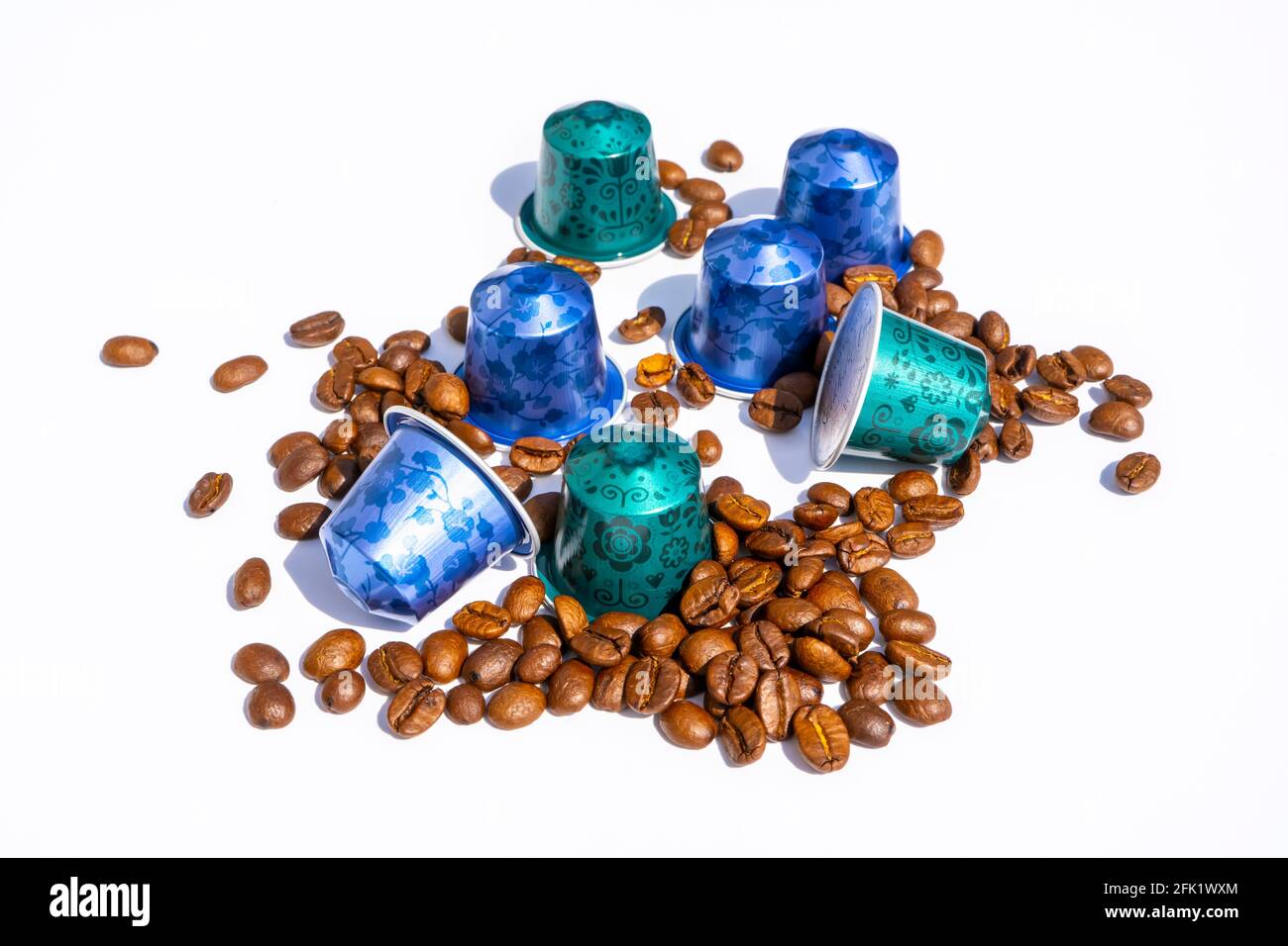 Nice, FRANKREICH - 22.04.2021: Nespresso Cafe neue Kollektion für Dekorationsdesign. Isoliert auf weißem Hintergrund. Etikett aufbewahren. Hochwertige Fotos Stockfoto