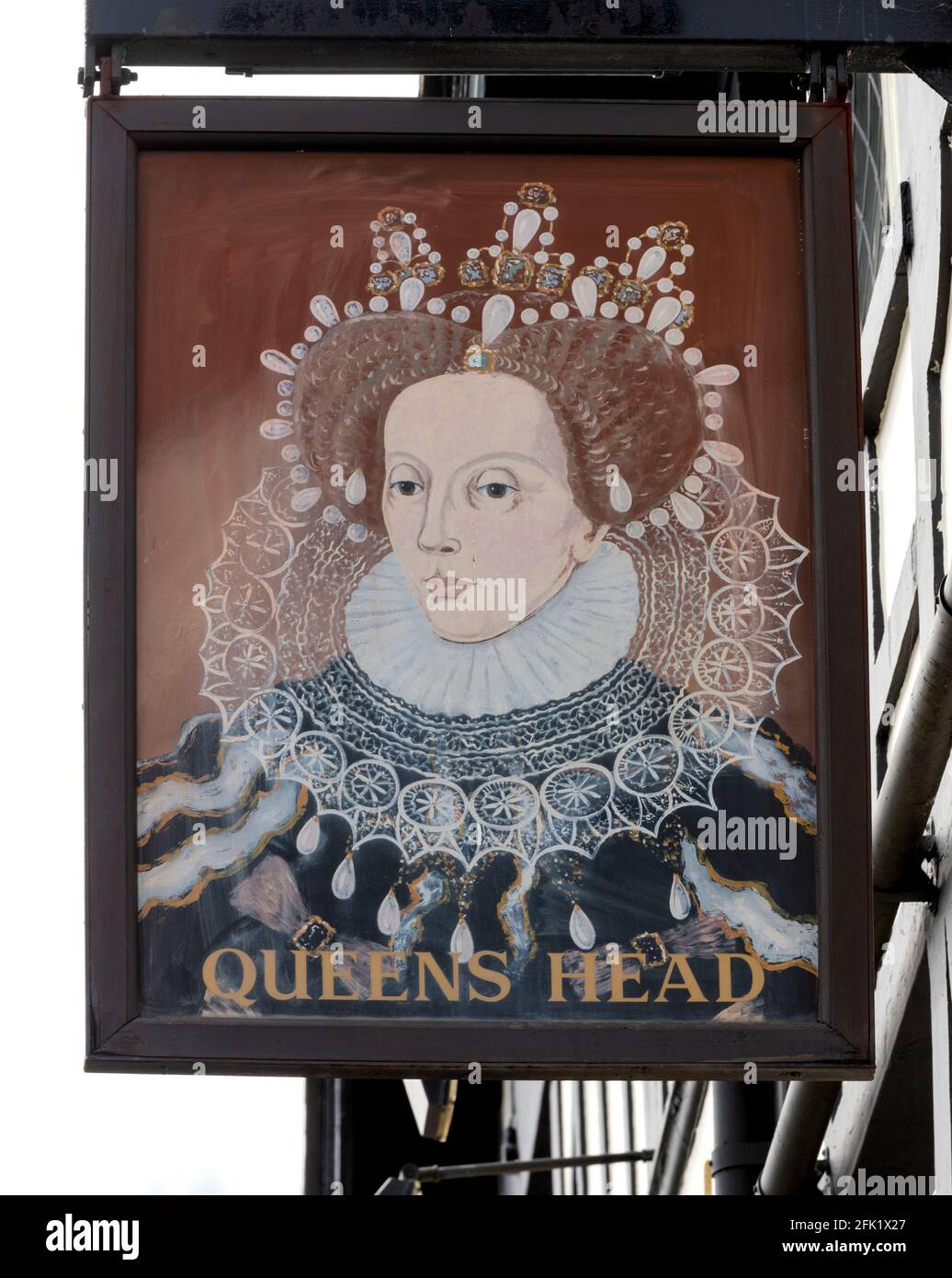 Traditionelles hängendes Pub-Schild am Queens Head Public House, Brockhurst Road, Gosport, Hampshire, England, VEREINIGTES KÖNIGREICH Stockfoto